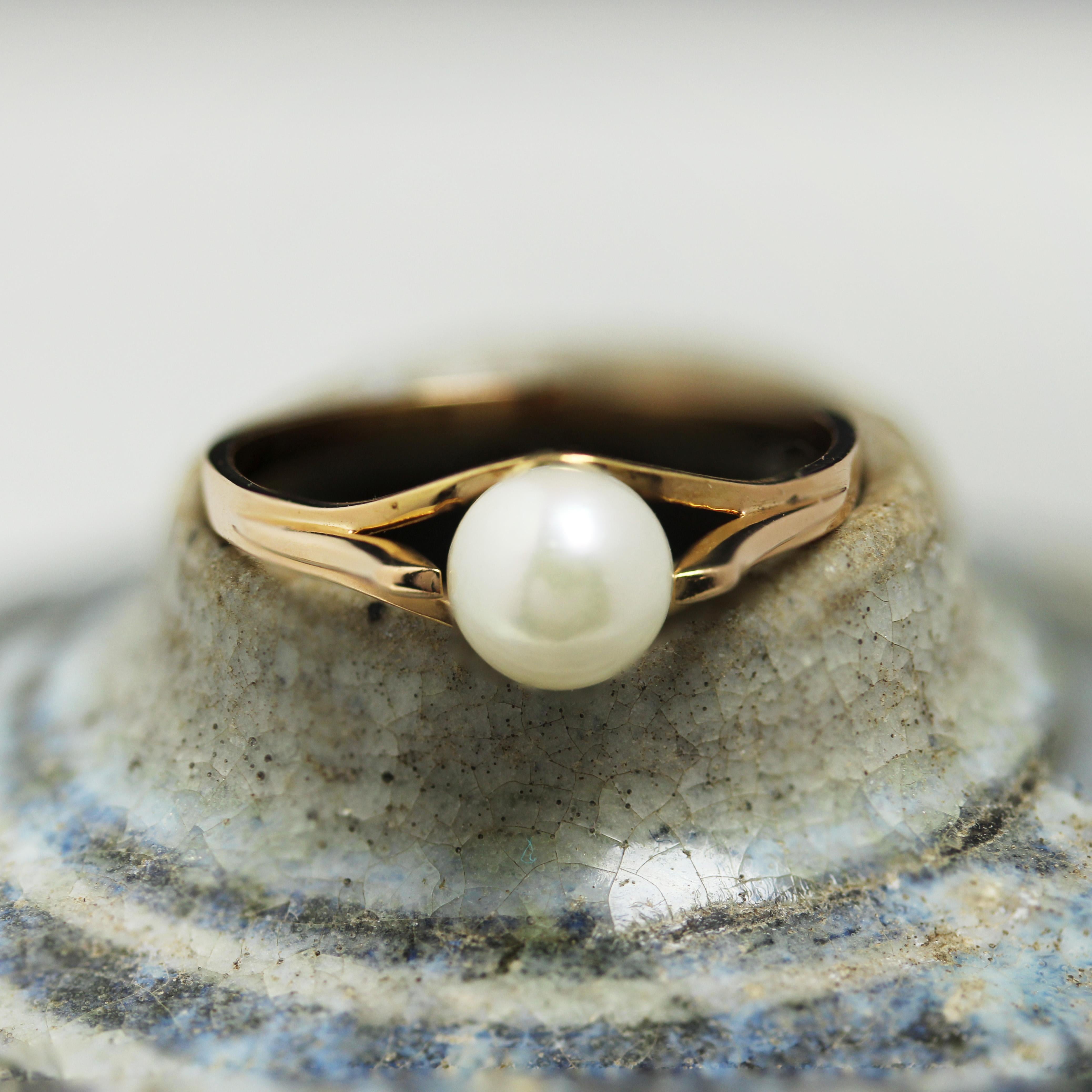 Rétro Bague solitaire française du 20ème siècle en or rose 18 carats et perles de culture en vente