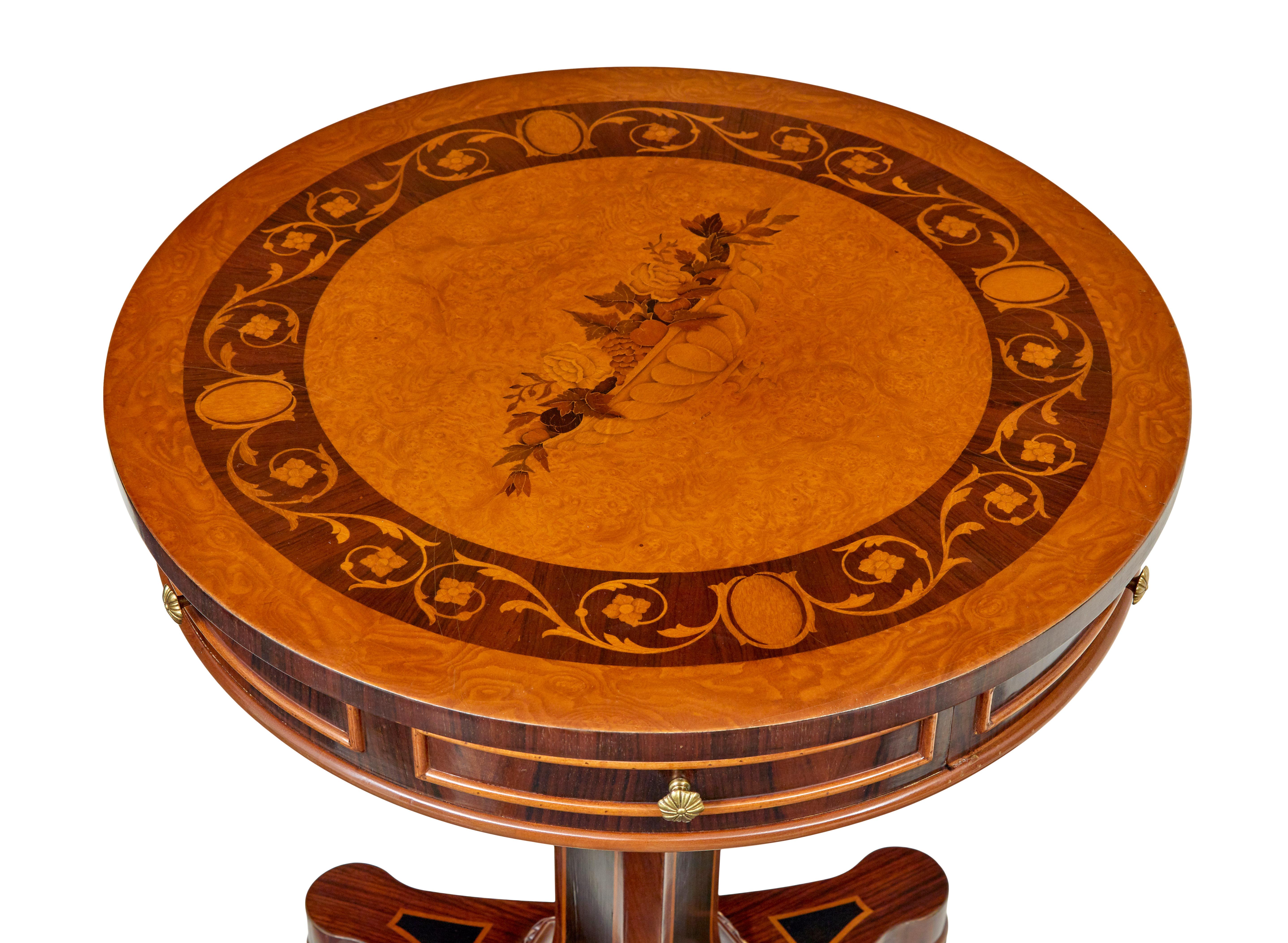 Mesa auxiliar circular decorativa francesa del siglo XX, hacia 1990.

Lámpara o mesa auxiliar de buena calidad, con profusas incrustaciones en la parte superior de una urna y motivos florales, rodeada de una cenefa de guirnaldas.  Un solo cajón en