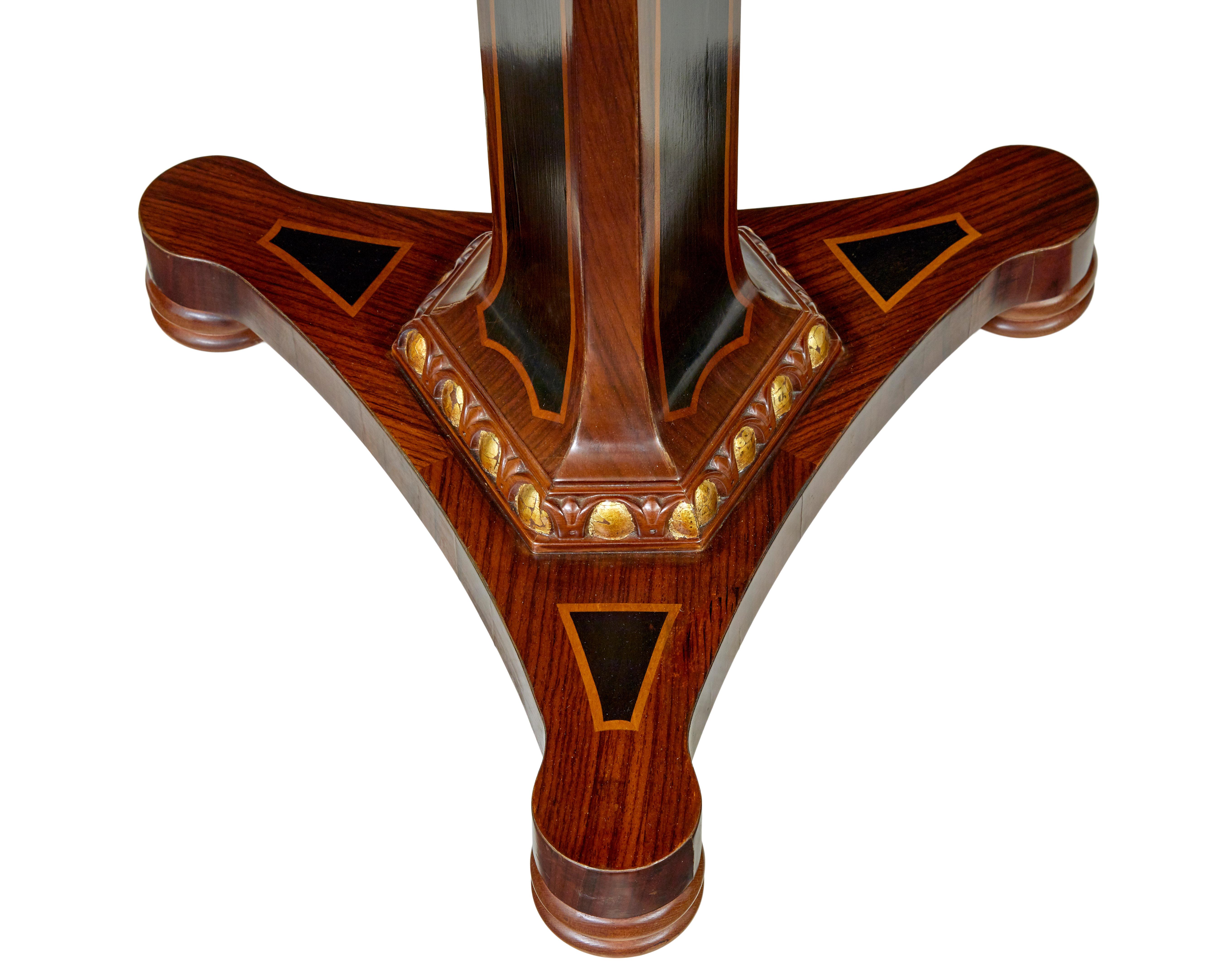 Mesa auxiliar circular decorativa francesa del siglo XX Hecho a mano en venta