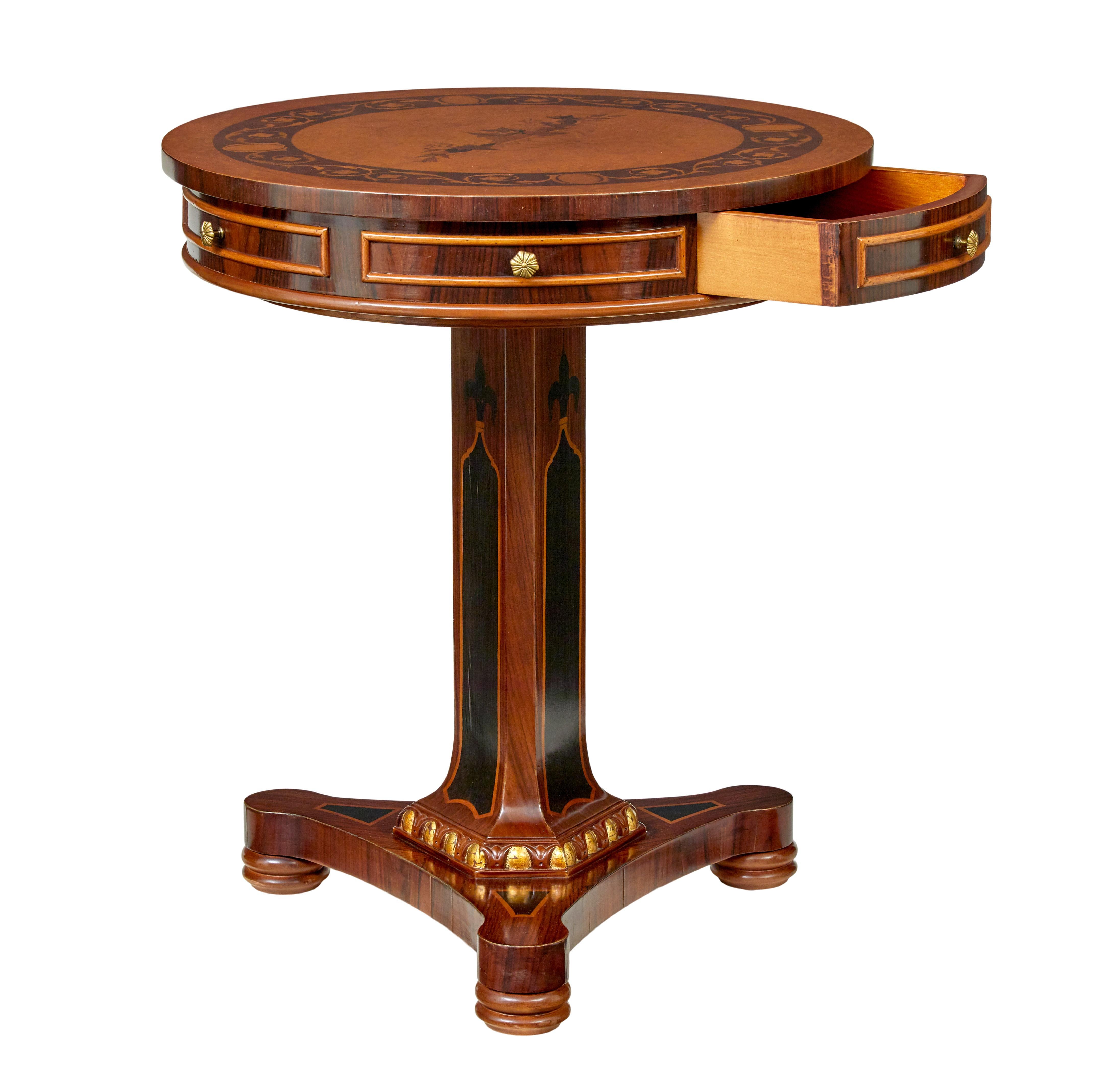 Mesa auxiliar circular decorativa francesa del siglo XX Nogal en venta
