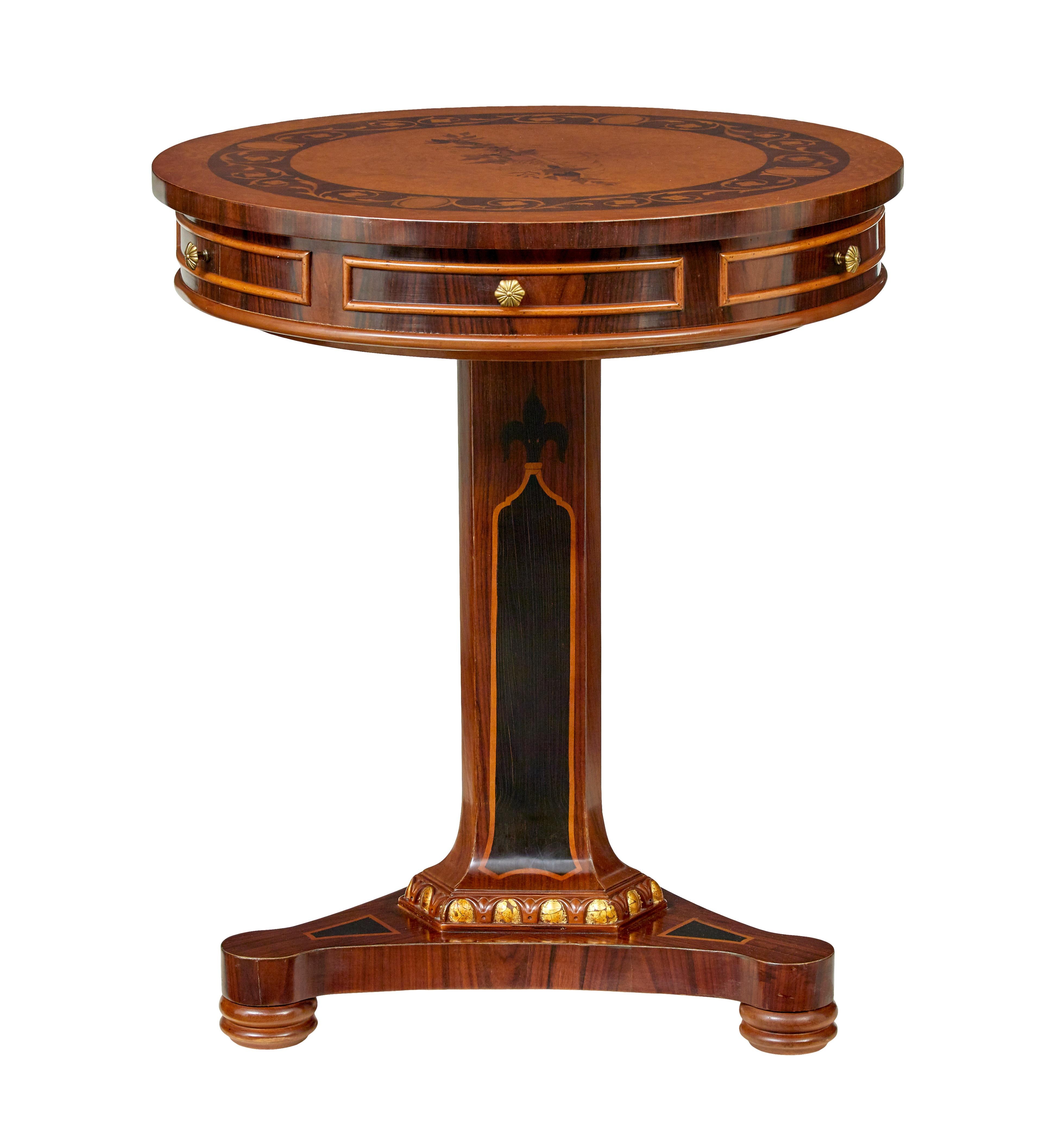 Mesa auxiliar circular decorativa francesa del siglo XX en venta 1