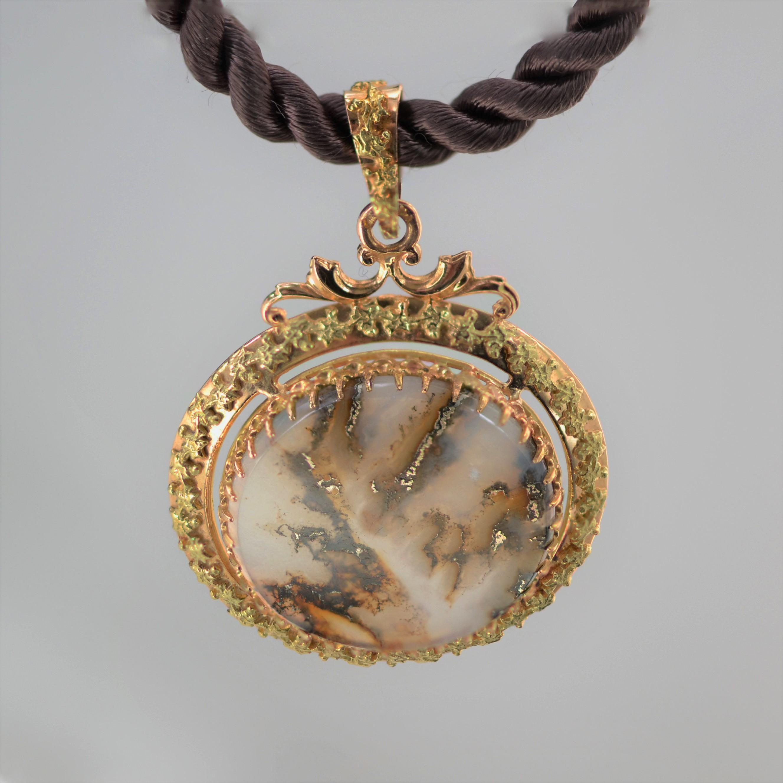 French 20th Century Dendritic Agate 18 Karat Rose Green Gold Pendant For Sale 3
