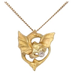 Chaîne collier pendentif chimère française du 20ème siècle en or jaune 18 carats et diamants