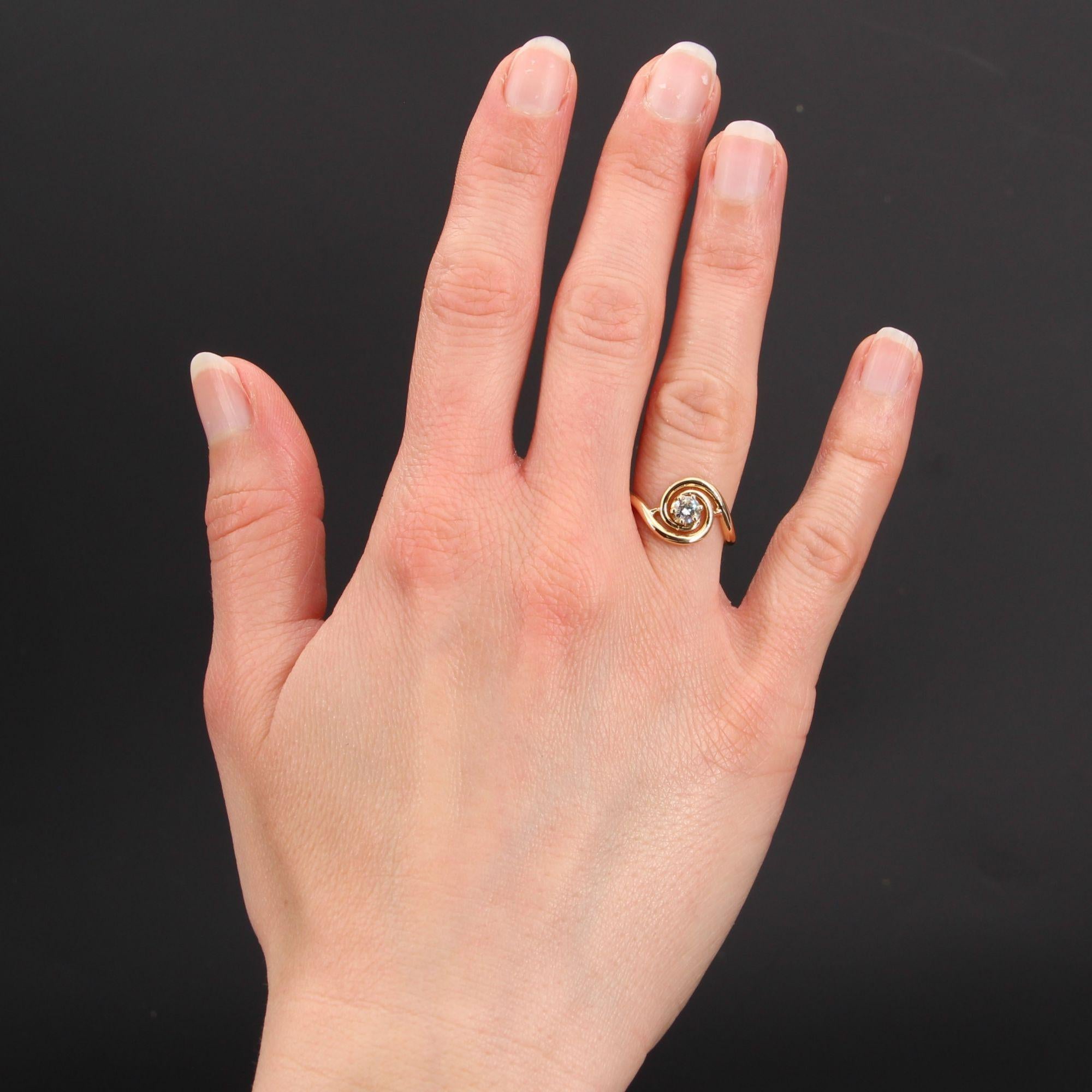 Ring in 18 karat yellow gold, eagle head hallmark.
Called swirl, this charming antique ring is decorated in the center with a brilliant-cut diamond, set with claws.
Weight of the diamond : about 0.25 carat.
Numbered : 2040.
Height : 11.3 mm, width :