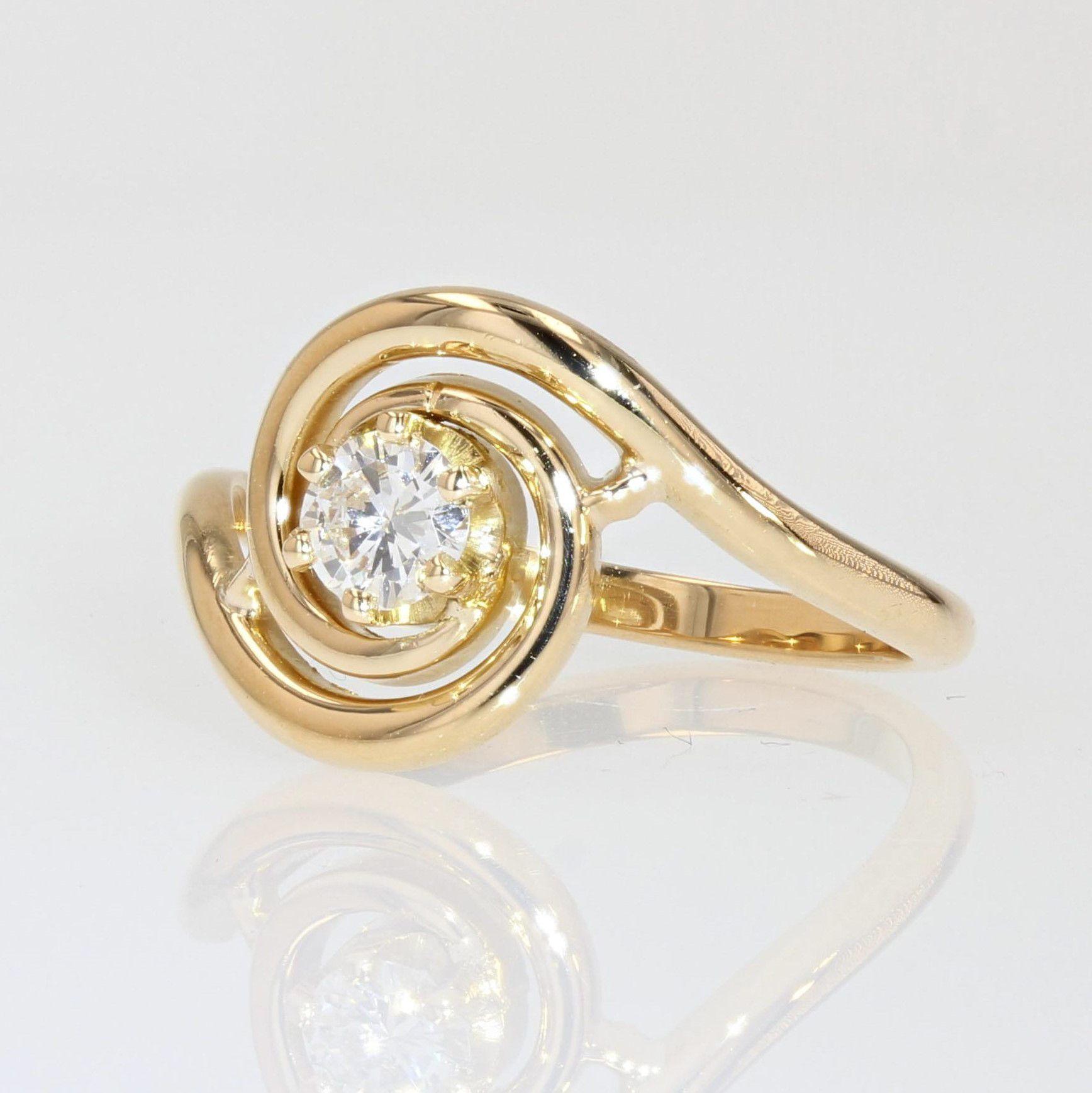 French 20th Century Diamond 18 Karat Yellow Gold Swirl Ring In Excellent Condition In Poitiers, FR