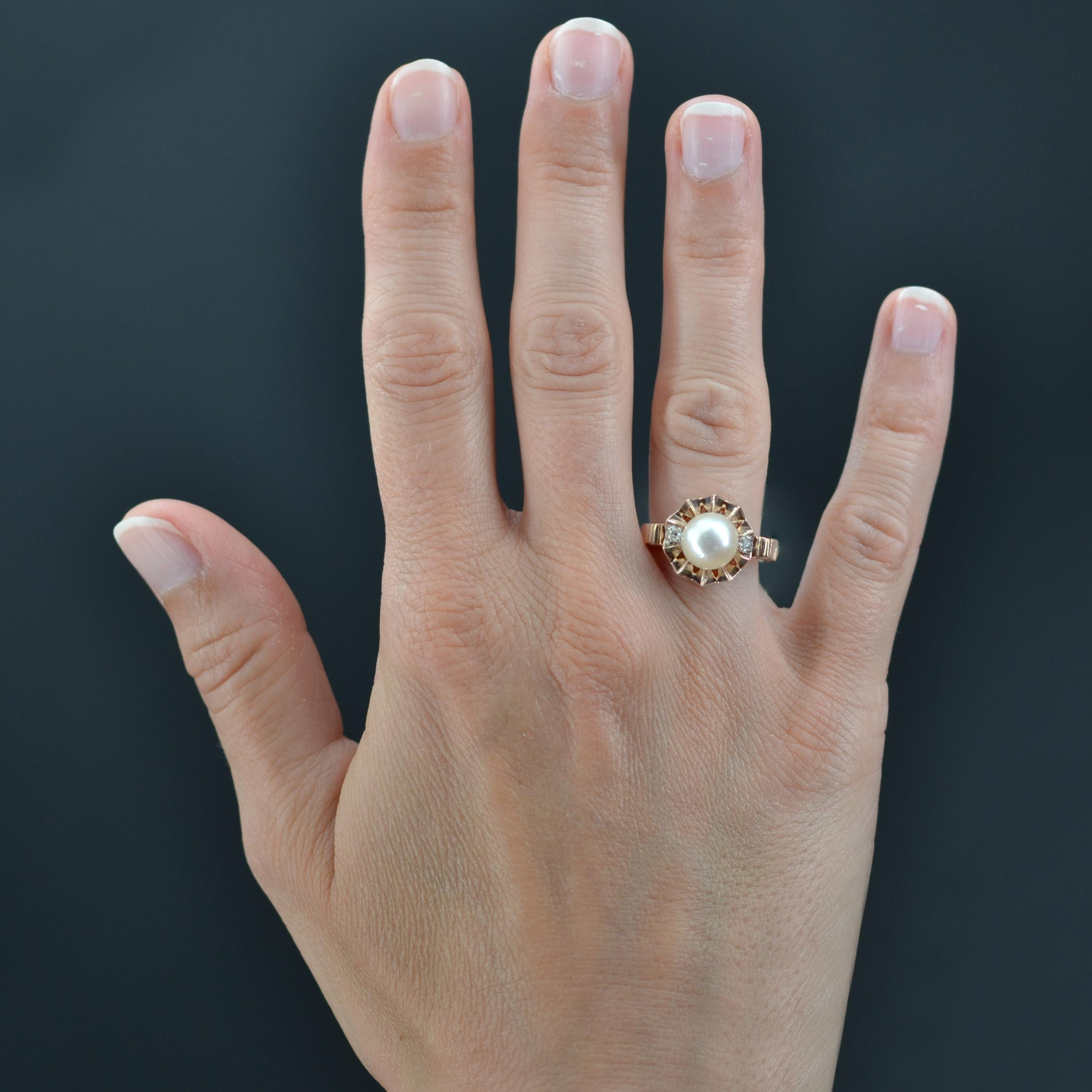 Ring in 18 karat rose gold, eagle head hallmark.
Surprising antique ring, its mounting is formed of a setting in the form of openwork crown and decorated on its top of a pearly pink cultured pearl, shouldered on both sides of 2 antique cushion-cut