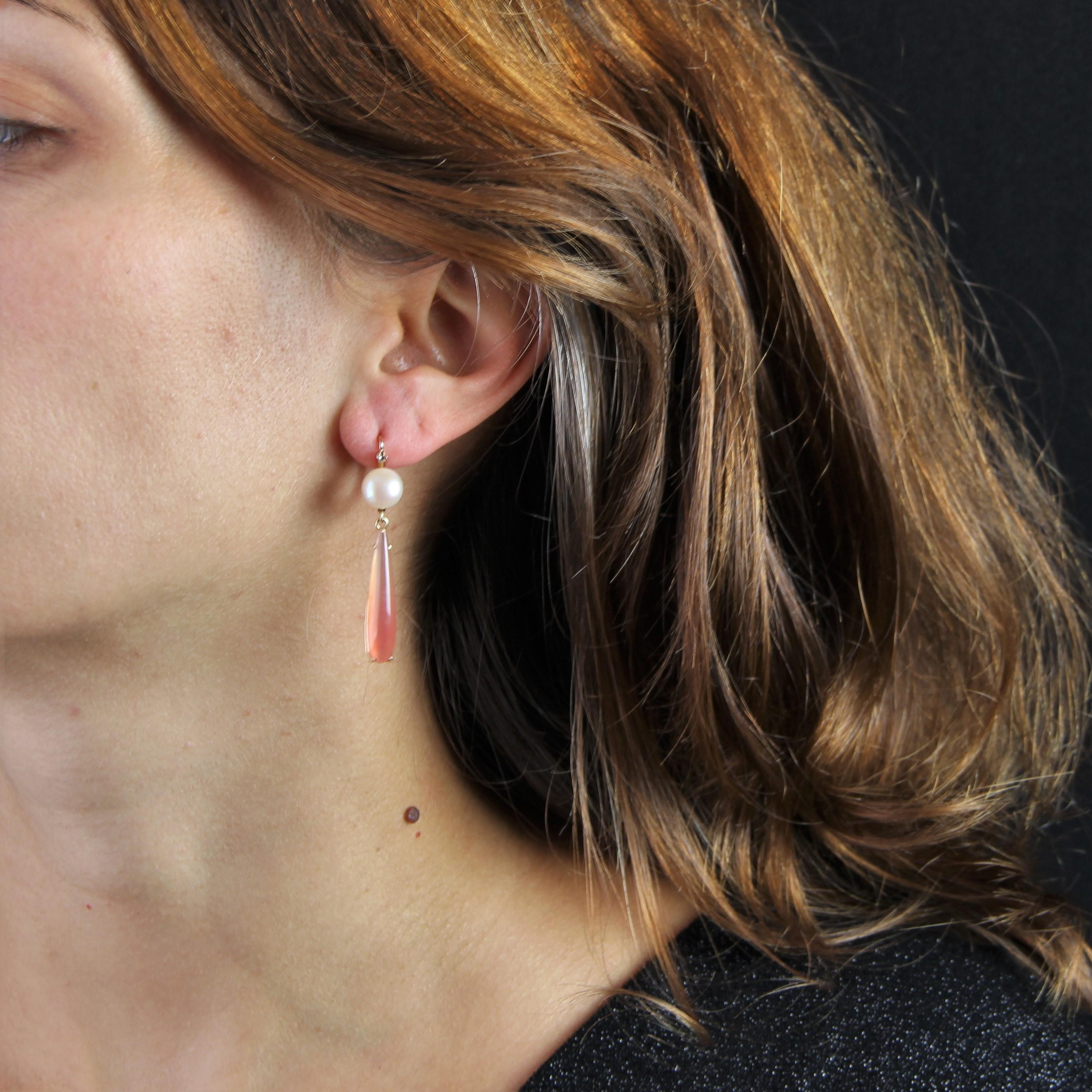 For pierced ears.
Dangle earrings in 18 karat rose gold, eagle head hallmark.
Elegant and slender, each earring is adorned with a small rose-cut diamond, a pearly white cultured pearl, all supporting a long drop of hydrogrossular garnet. The