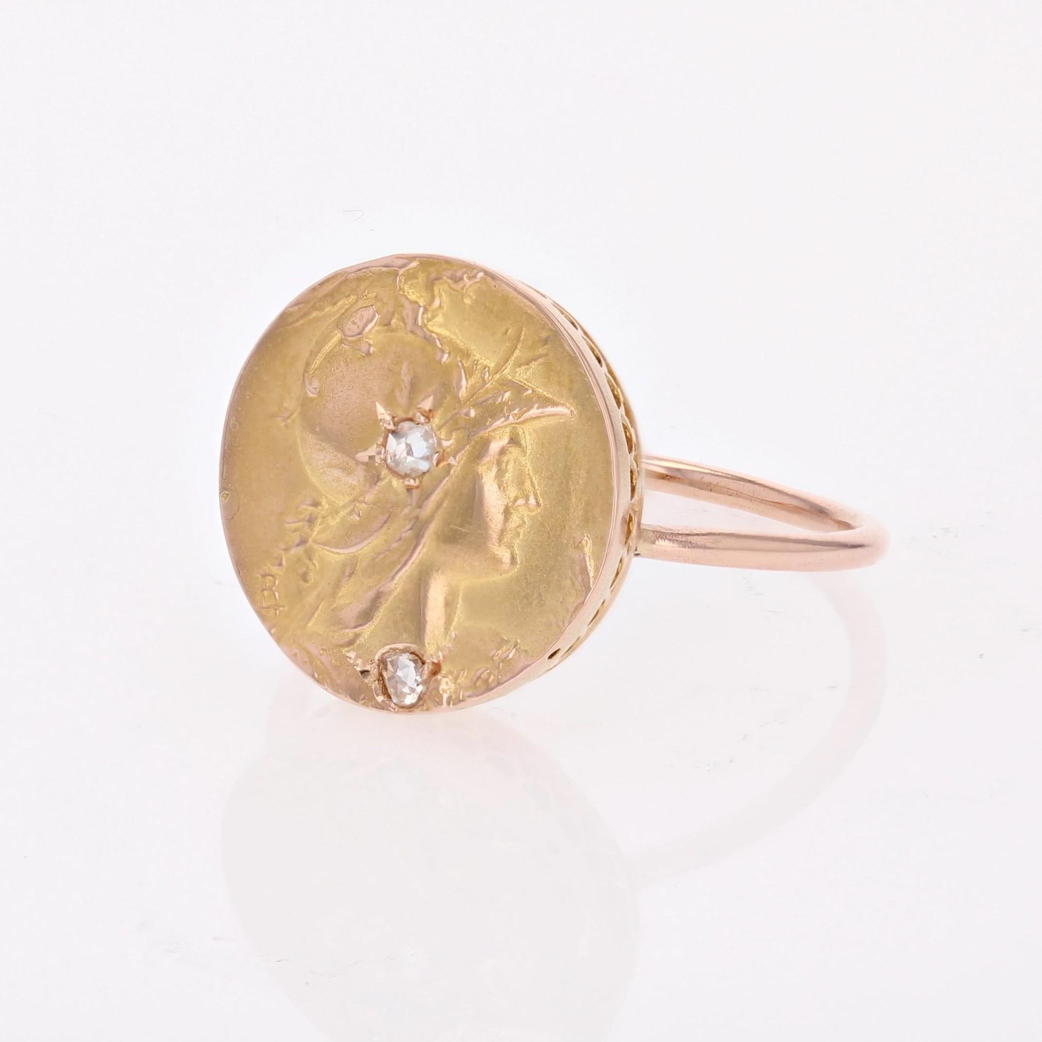 Ring in 18 karat rose gold and yellow gold, eagle head hallmark.
Antique ring of round shape, it is formed of a disc engraved with a pattern of a helmeted minerva surmounted by a chimera. 2 rose- cut diamonds in star settings decorate the all. The