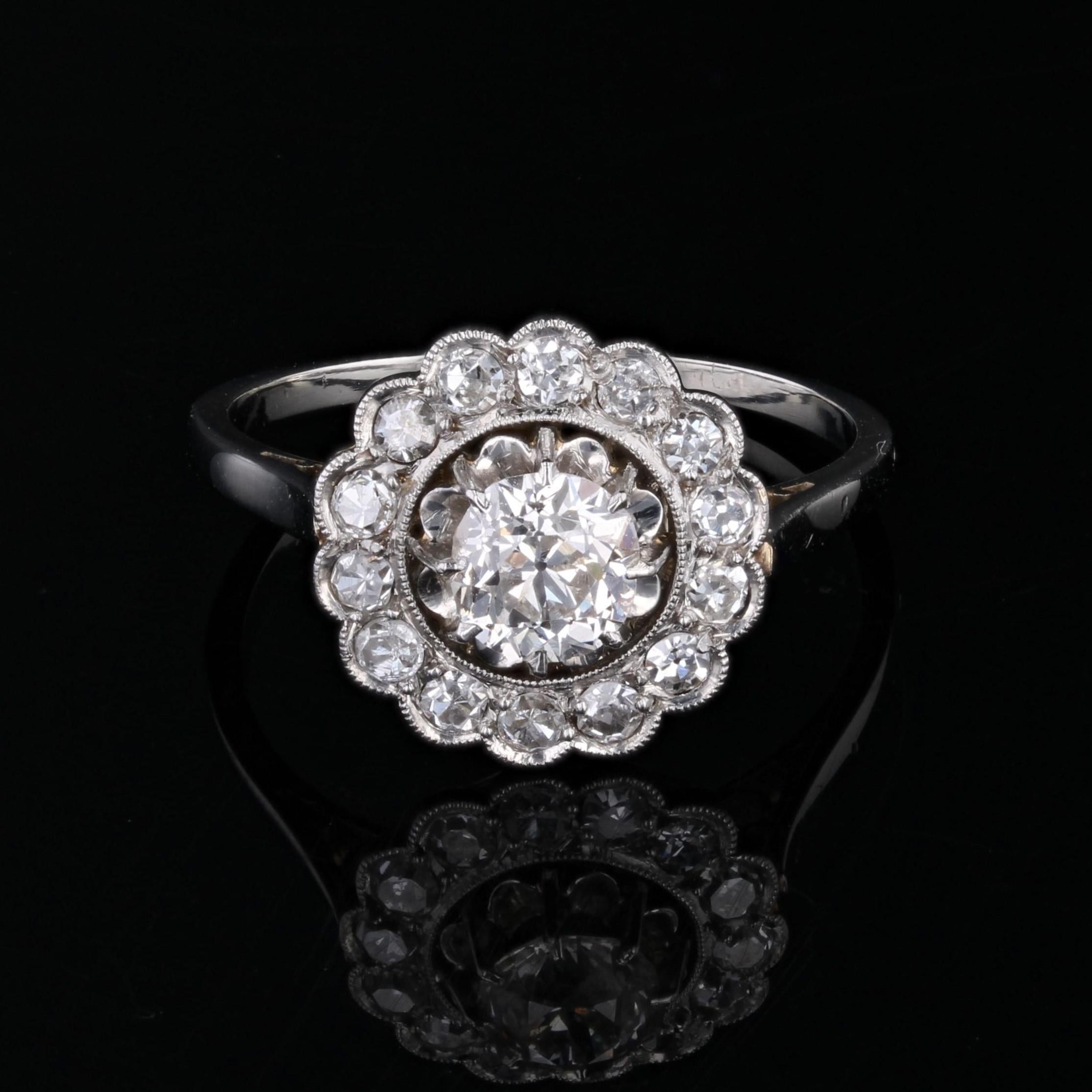 French 20th Century Diamonds 18 Karat White Gold Daisy Ring In Good Condition In Poitiers, FR