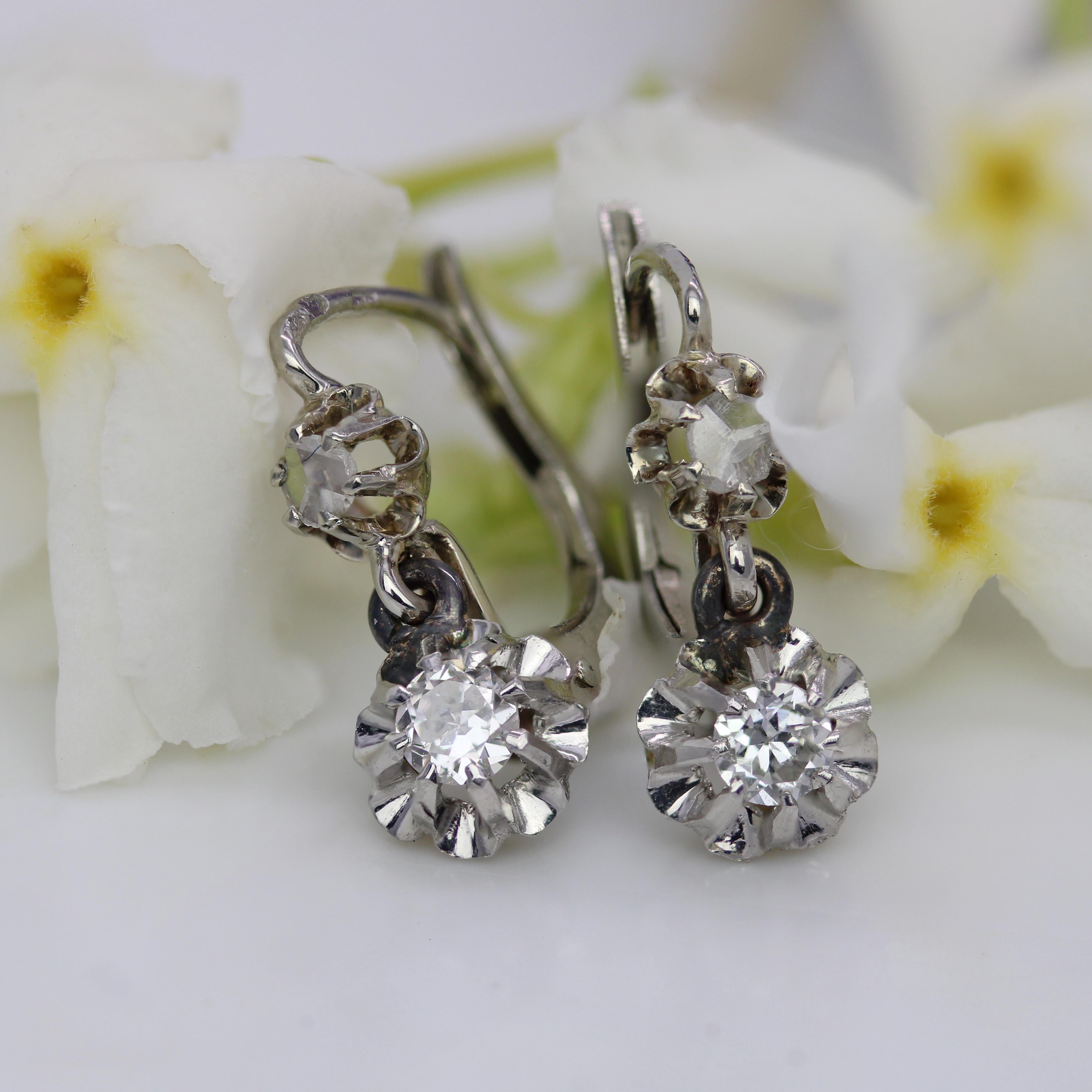 French 20th Century Diamonds 18 Karat White Gold Lever Back Earrings Bon état - En vente à Poitiers, FR