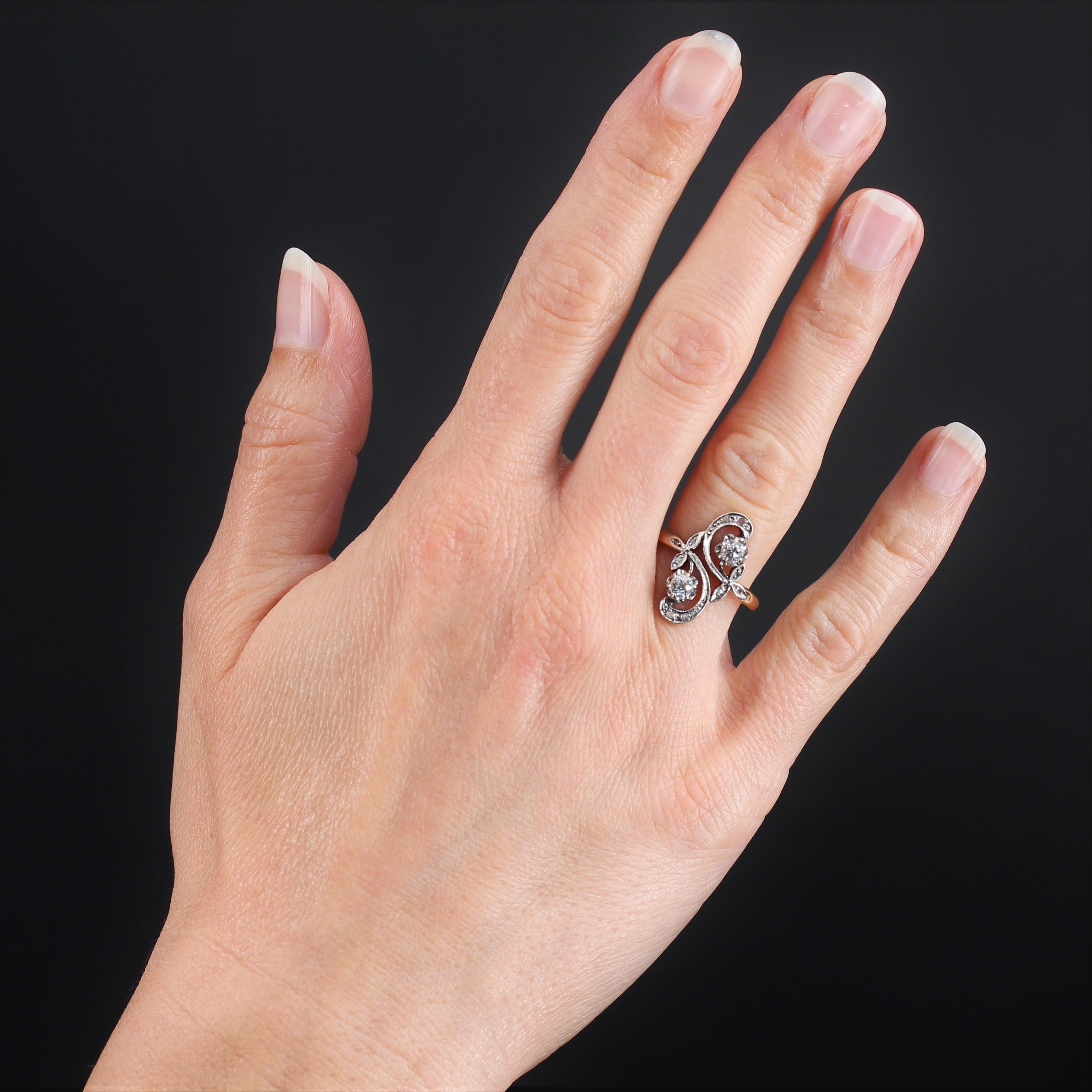 Ring in 18 karat yellow gold, owl hallmark and platinum, mascaron hallmark.
Feminine and authentic ring from the Belle Epoque, its setting is formed on the top of 2 floral pattern adorned with rose-cut diamonds and forming an 