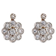 Boucles d'oreilles fleur en or jaune 18 carats et diamants, France, XXe sicle