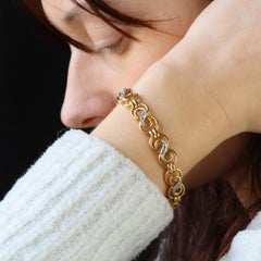 Bracelet en or jaune 18 carats à motif d'infini et diamants du 20e siècle
