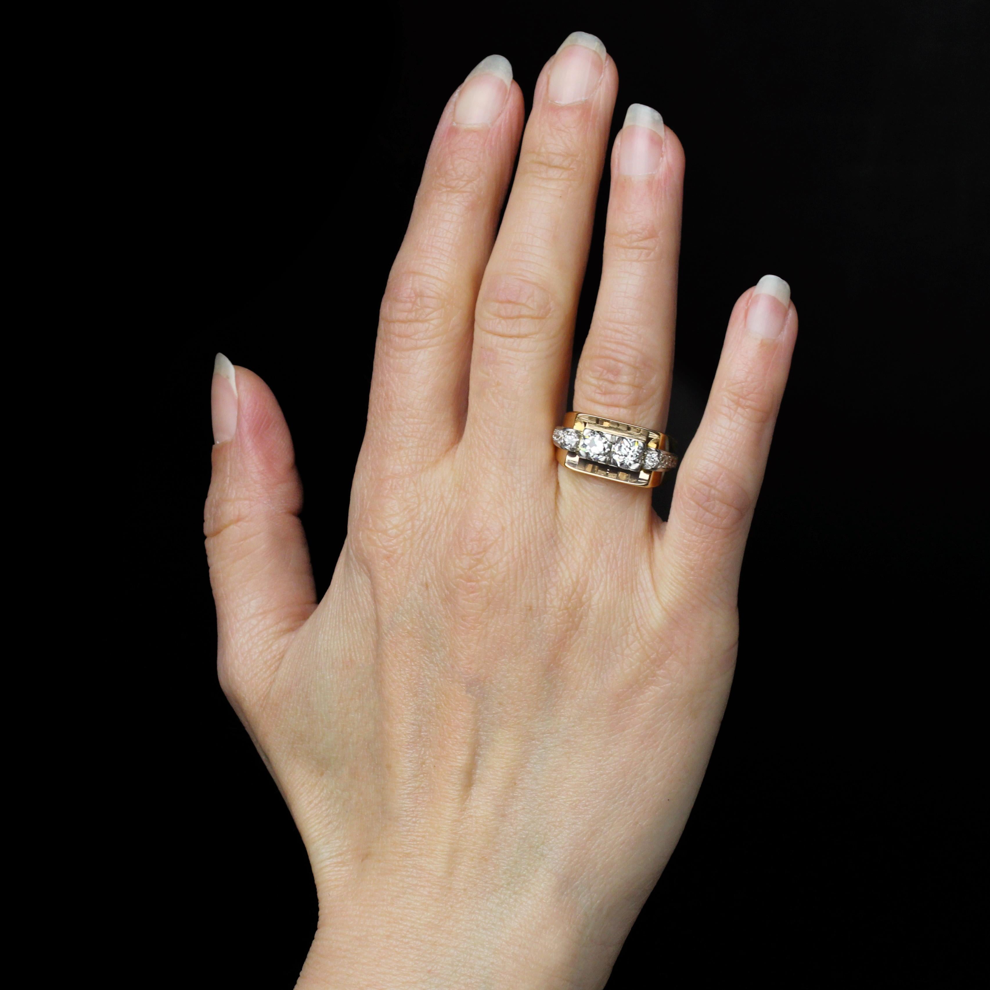 Bague en or jaune 18 carats et en platine.
Cette élégante bague réservoir est sertie en haut de 2 diamants taille ancienne sur de grandes griffes en platine. Le haut de la bague est de forme géométrique et le début de l'anneau est orné de part et