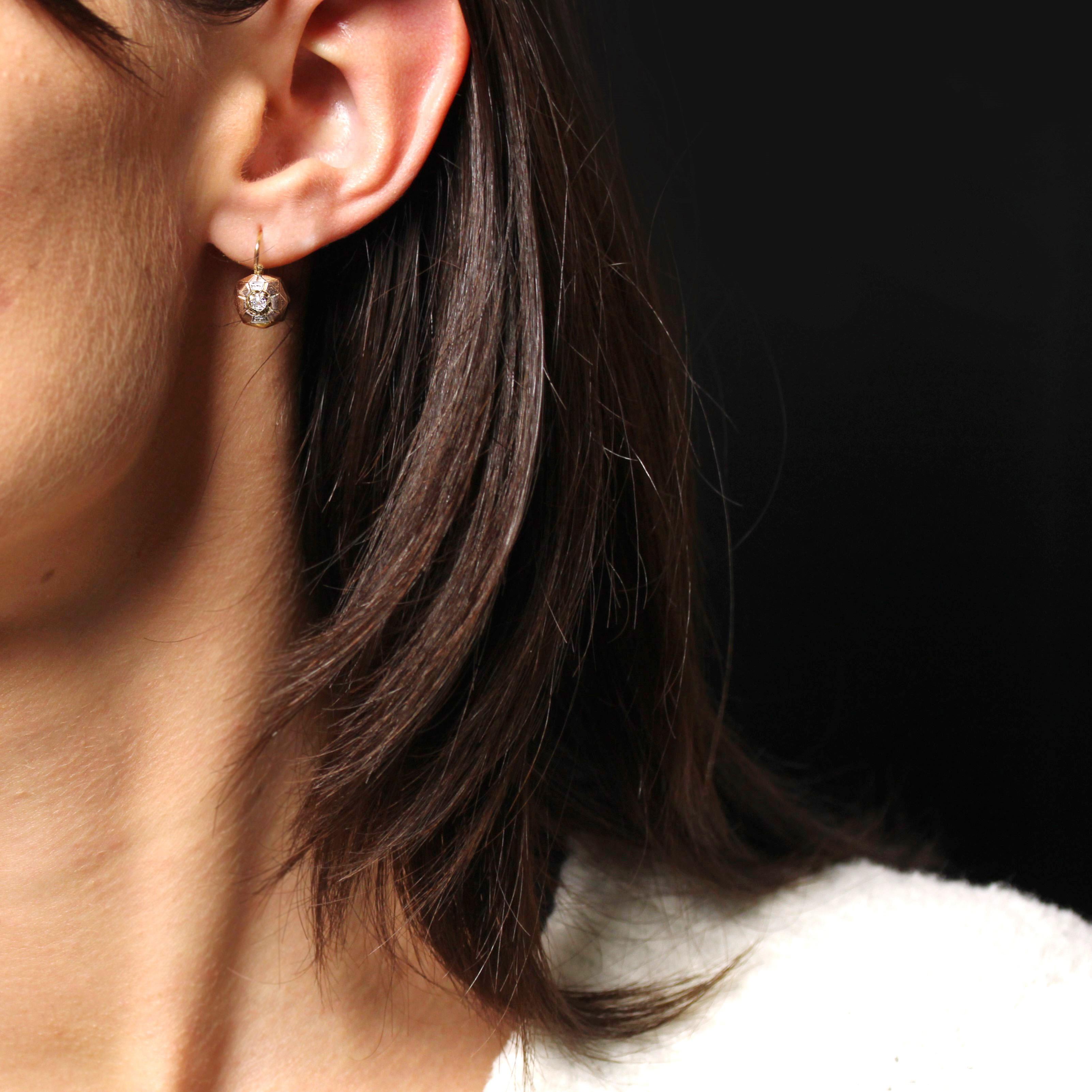 For pierced ears.
Earrings in 18 karat rose gold, eagle head hallmark.
Delightful earrings feature delicately chiseled geometric lines and are adorned with a brilliant-cut antique diamond in the center and claws. They slip on from the back.
Total