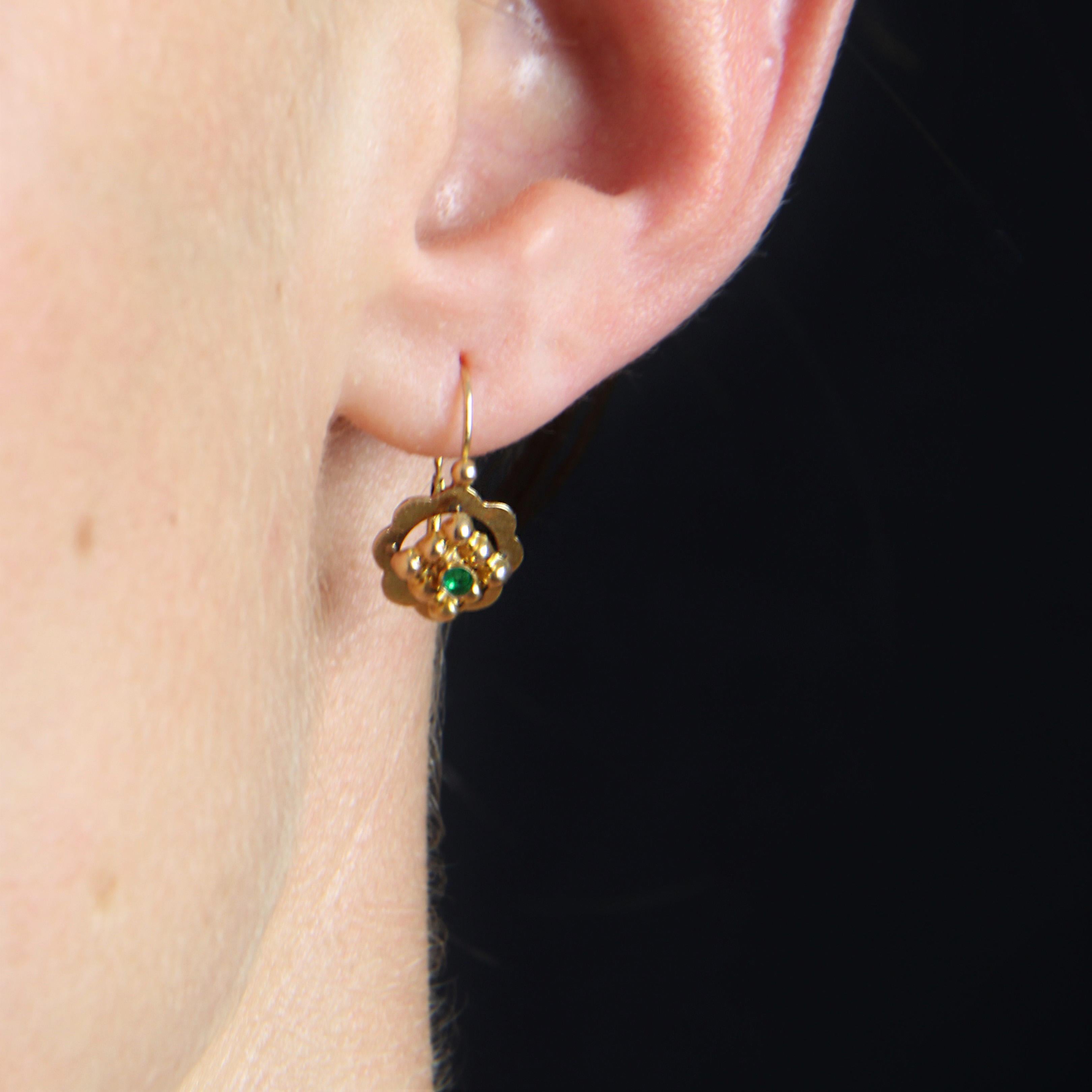 For pierced ears.
Earring in 18 karat rose gold, eagle head hallmark.
These antique lever-back earrings form a flower with an applied rhombus of gold pearls set in the center with an emerald. The clasp threads through the back.
Height : 17,5 mm