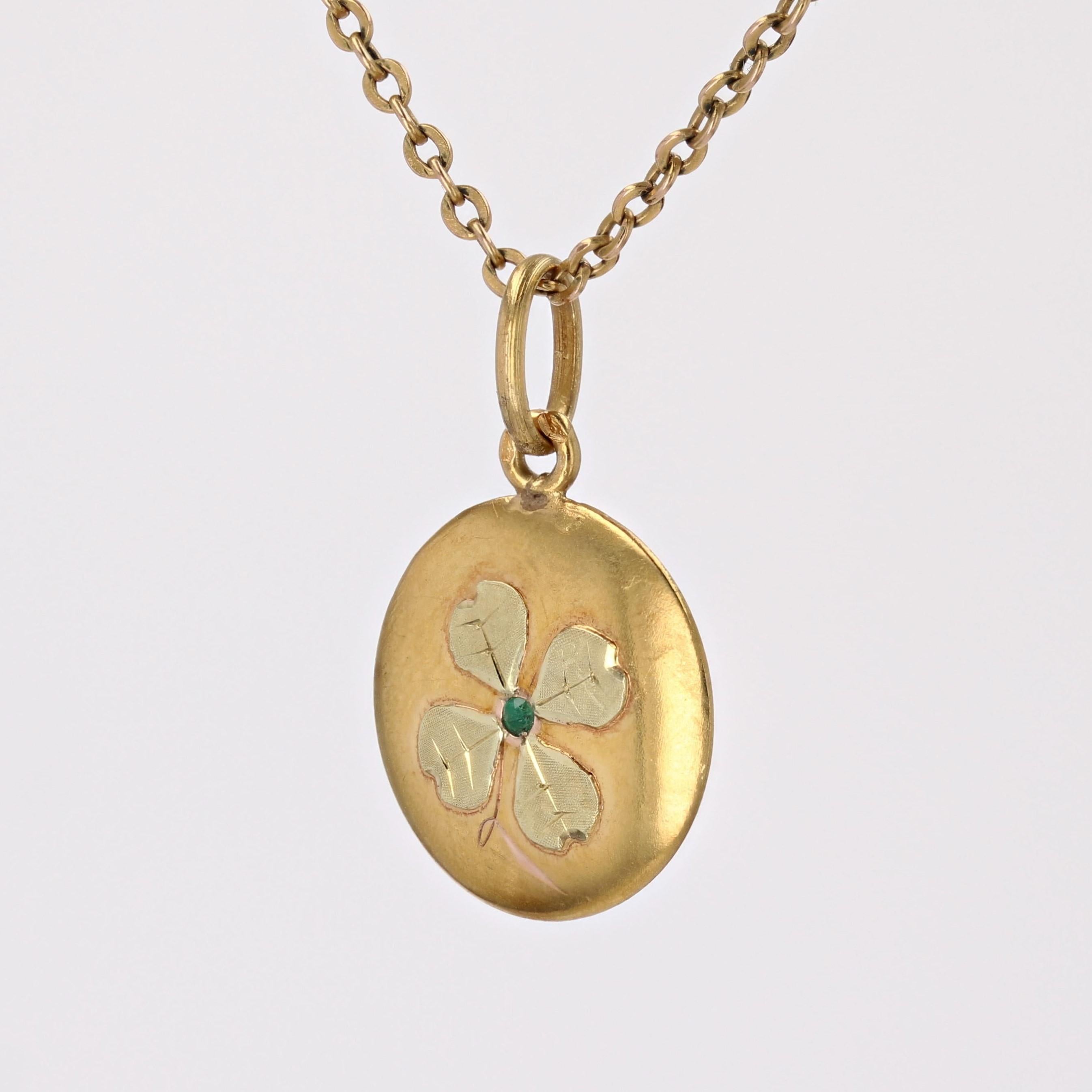 Round Cut French 20th Century Emerald 18 Karat Yellow Gold Clover Pendant For Sale