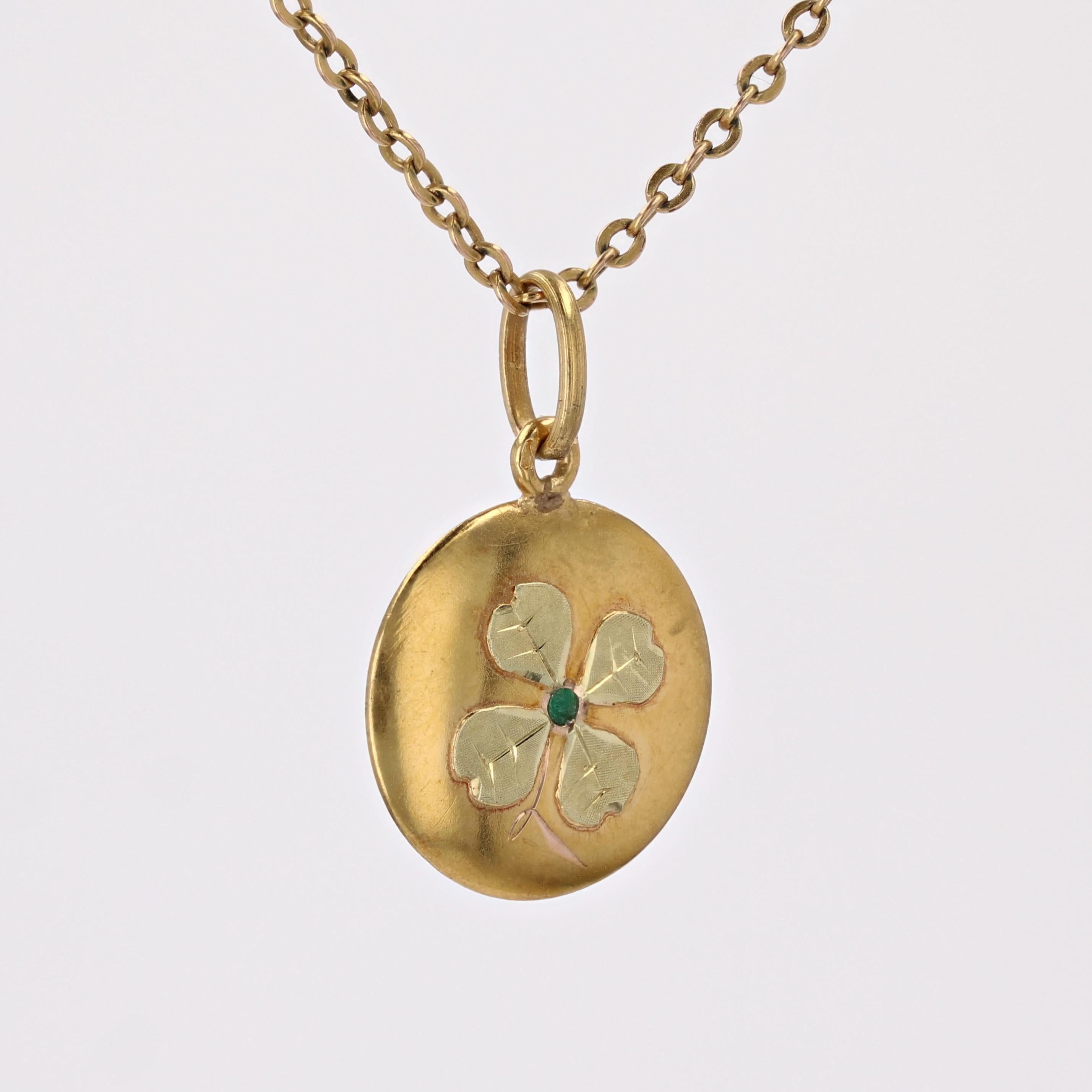 French 20th Century Emerald 18 Karat Yellow Gold Clover Pendant In Good Condition For Sale In Poitiers, FR