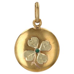 Pendentif trèfle français du 20ème siècle en or jaune 18 carats avec émeraudes