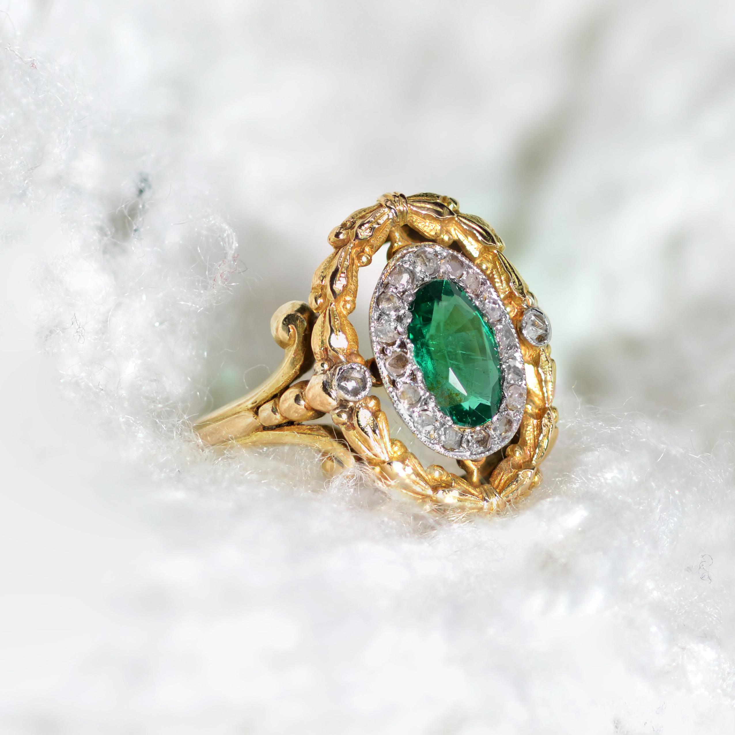 French 20th Century Emerald Diamonds 18 Karat Yellow Gold Ring For Sale 4