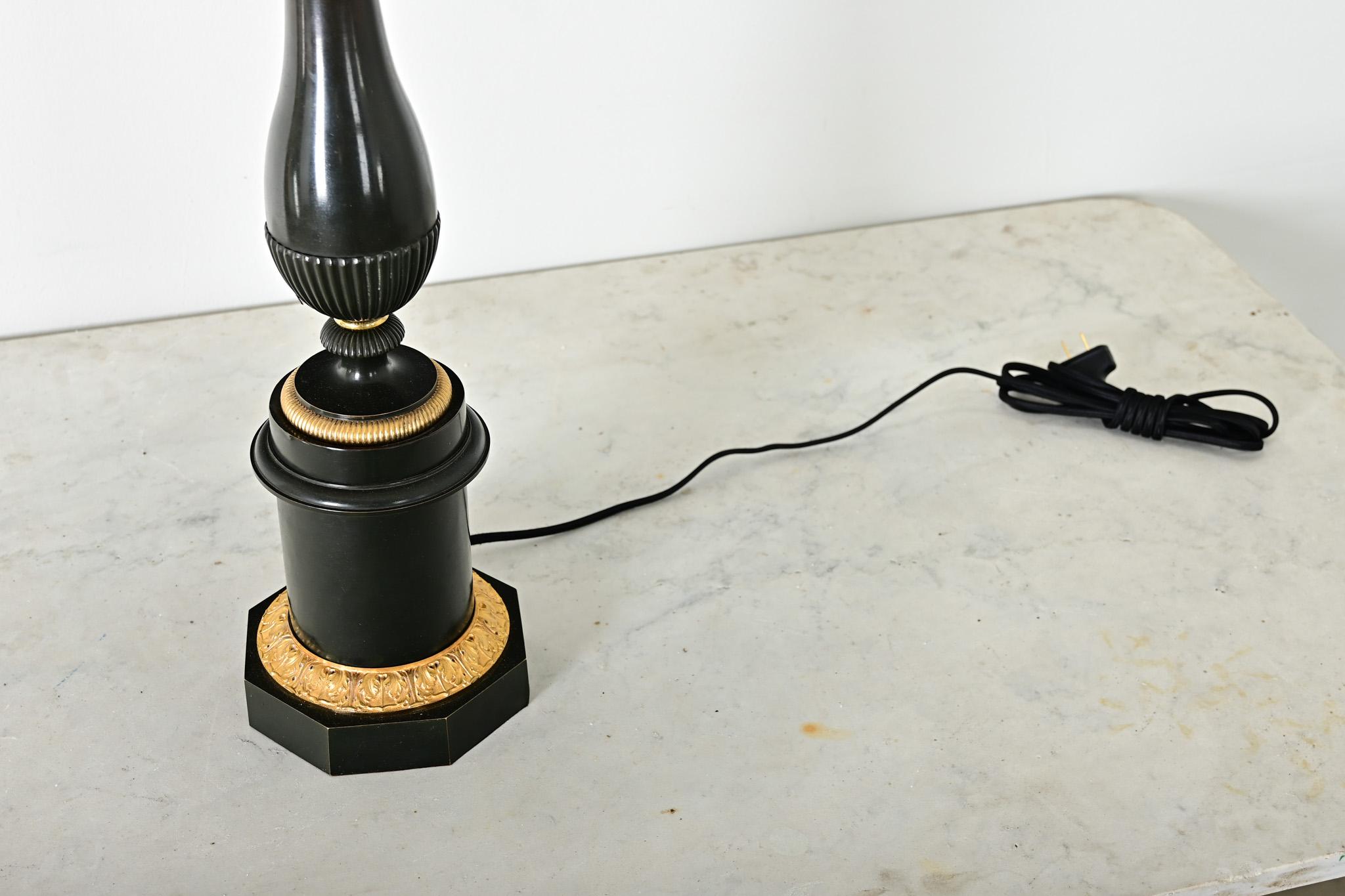 Français Lampe à poser simple de style Empire du 20e siècle en vente