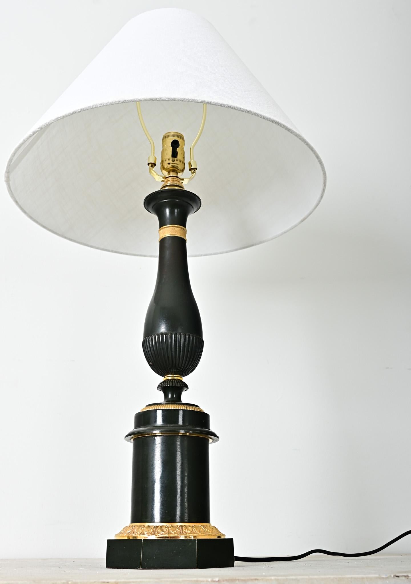 Lampe à poser simple de style Empire du 20e siècle Bon état - En vente à Baton Rouge, LA