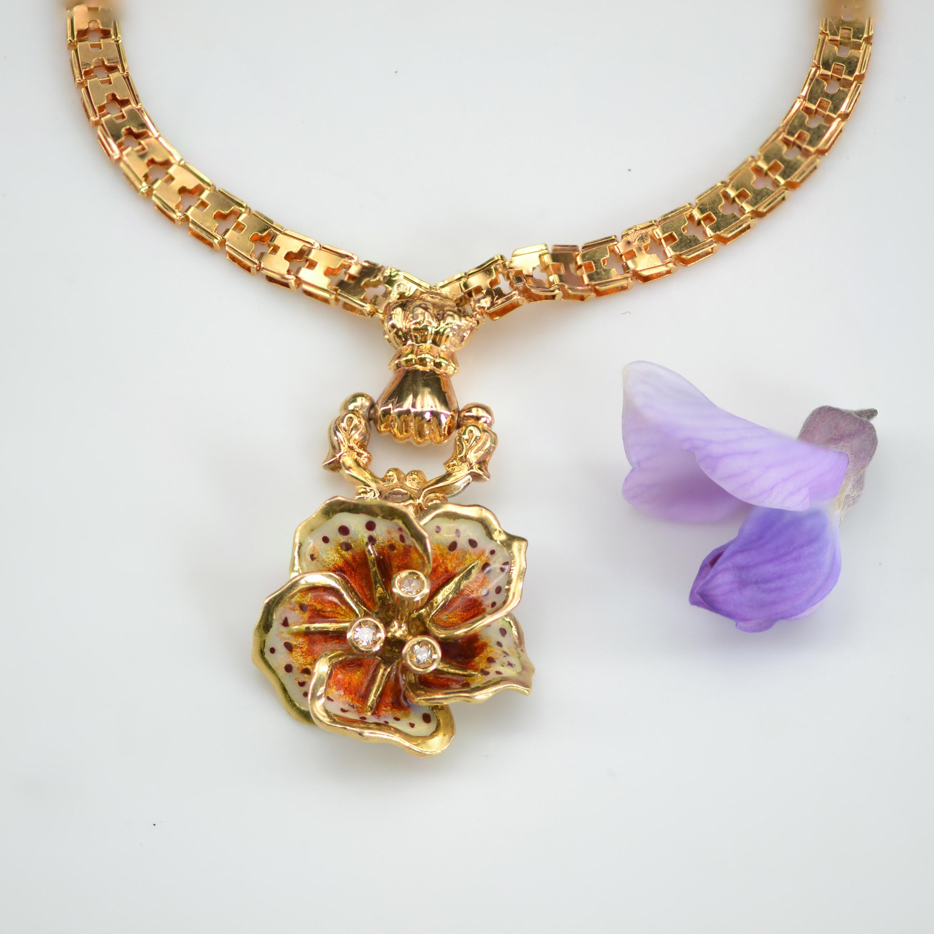 French 20th Century Enamelled Diamond Flower 18 Karat Yellow Gold Necklace 4