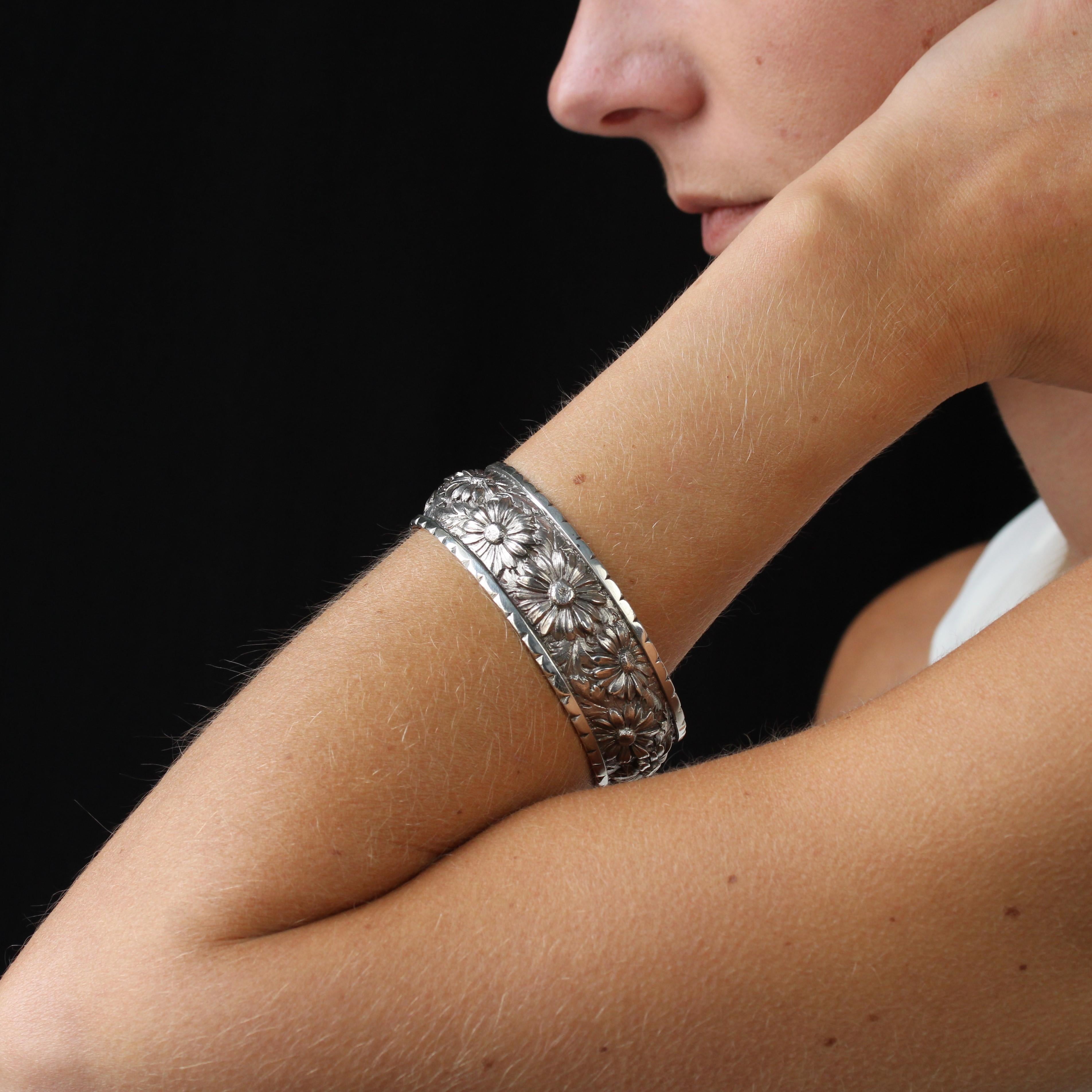 Bracelet in silver.
Antique round bangle bracelet, engraved on the top with motifs of daisy flowers and leaves.
Width : 21.8 mm, thickness : 3.4 mm approximately. Interior circumference : 19 cm approximately.
Total weight of the jewel : 67 g