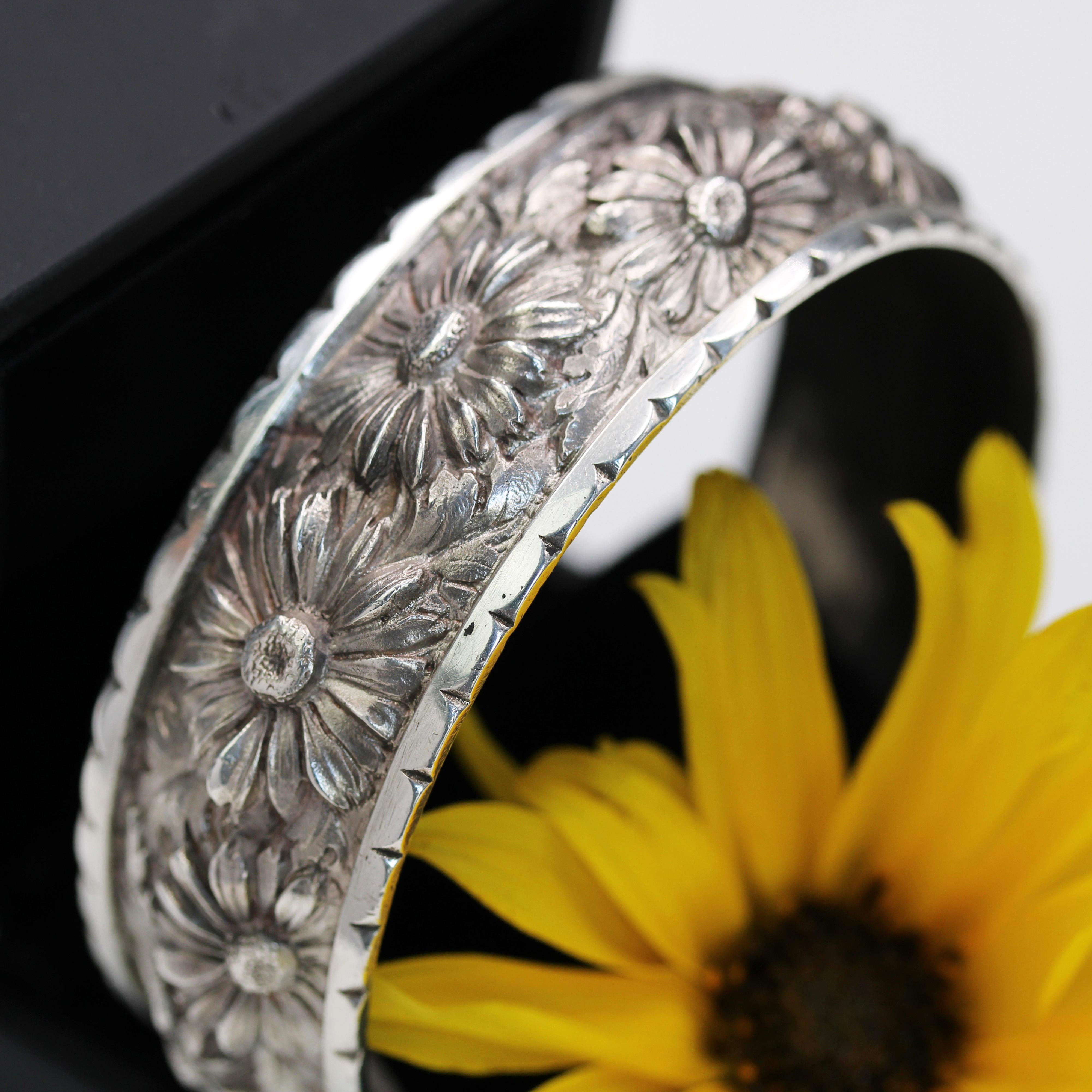 Belle Époque French 20th Century Engraved Daisy Flowers Silver Bangle Bracelet For Sale
