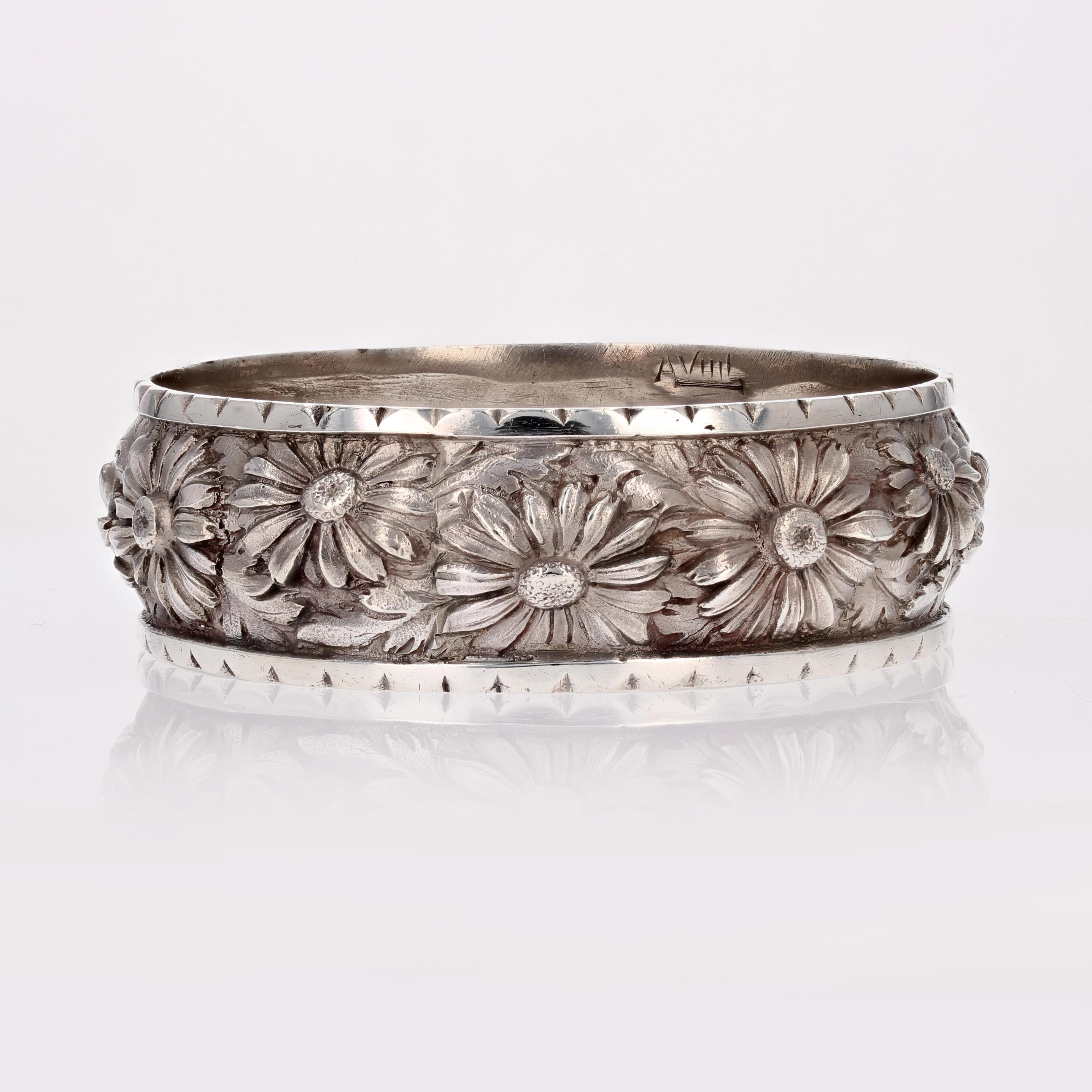 French 20th Century Engraved Daisy Flowers Silver Bangle Bracelet In Good Condition For Sale In Poitiers, FR