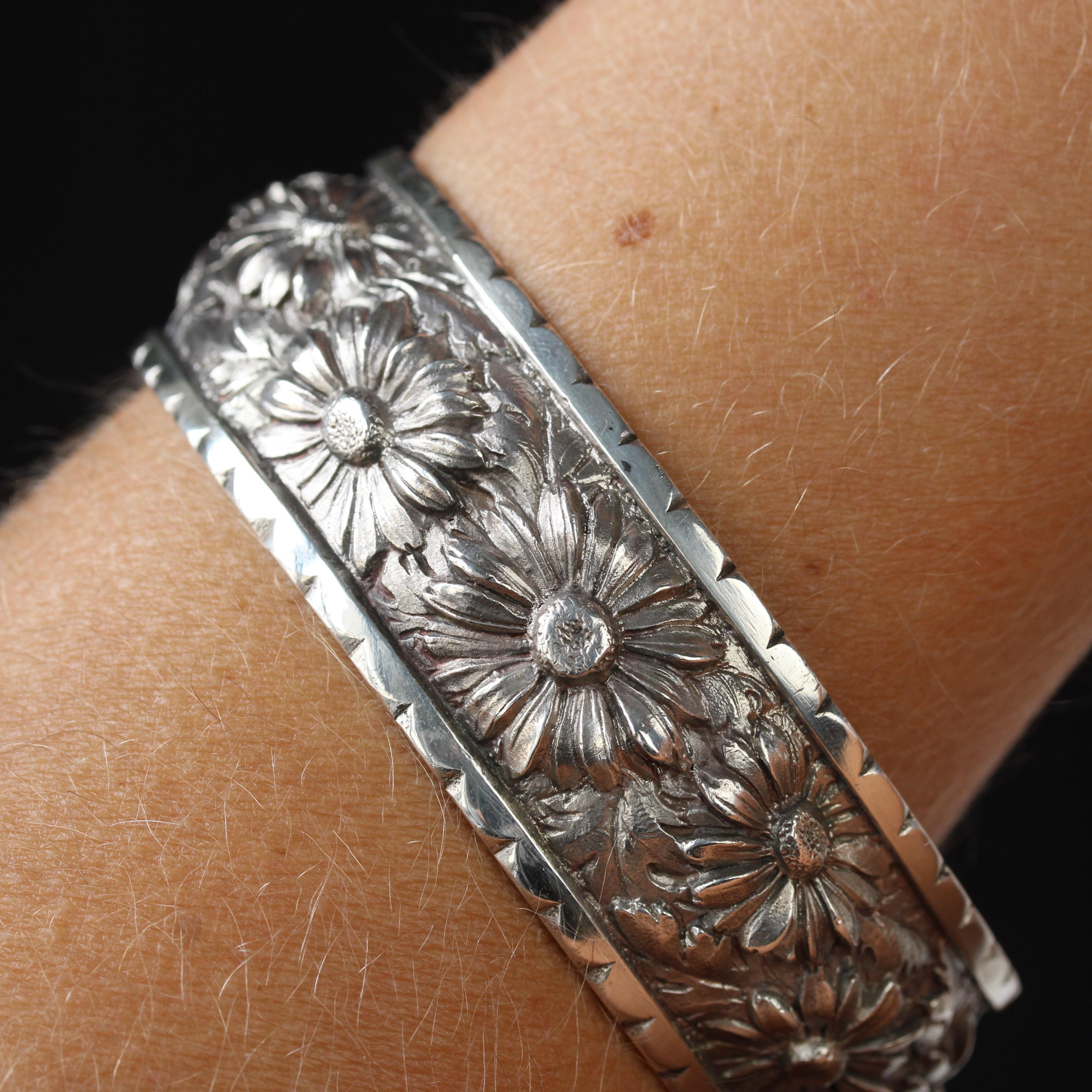 French 20th Century Engraved Daisy Flowers Silver Bangle Bracelet For Sale 2