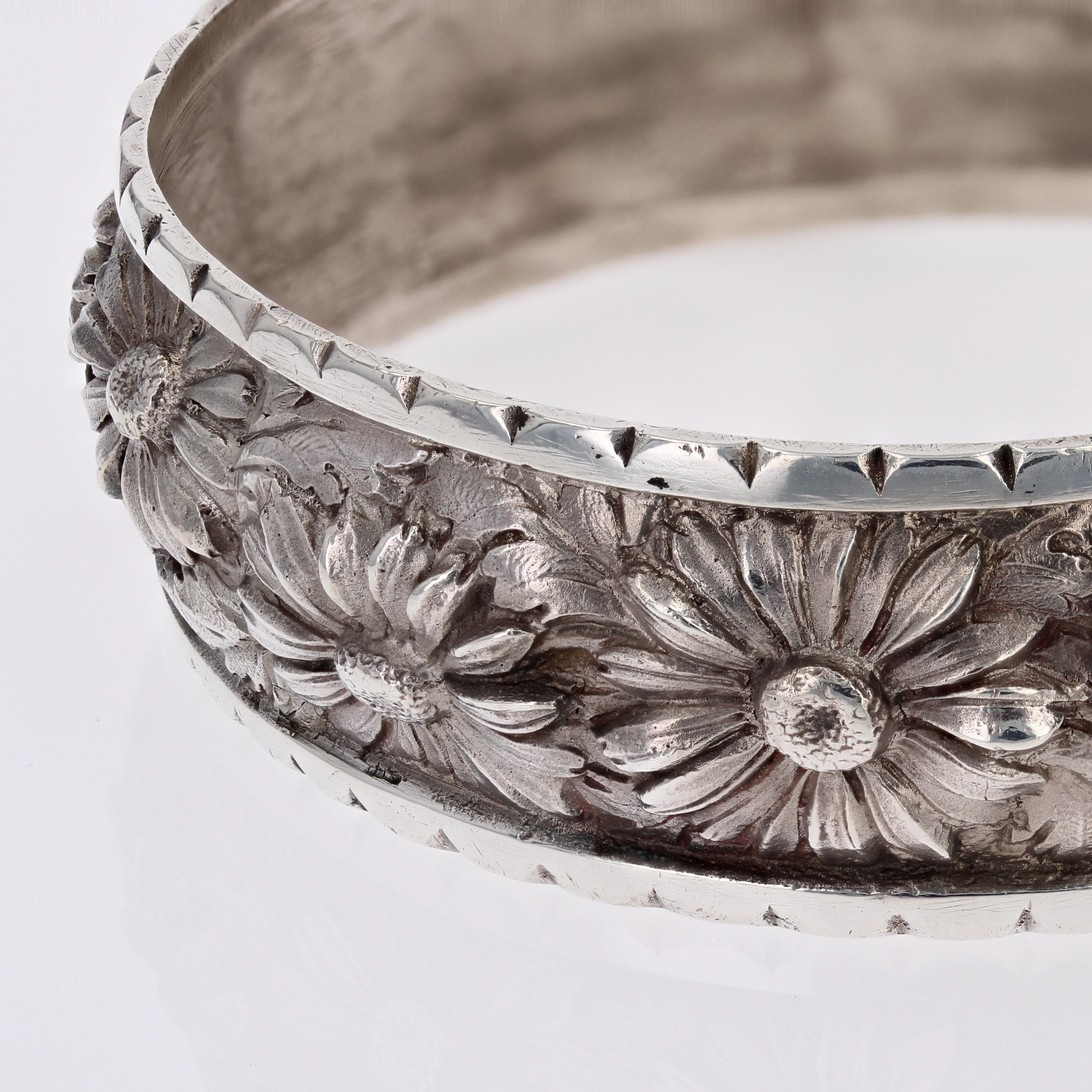 French 20th Century Engraved Daisy Flowers Silver Bangle Bracelet For Sale 4