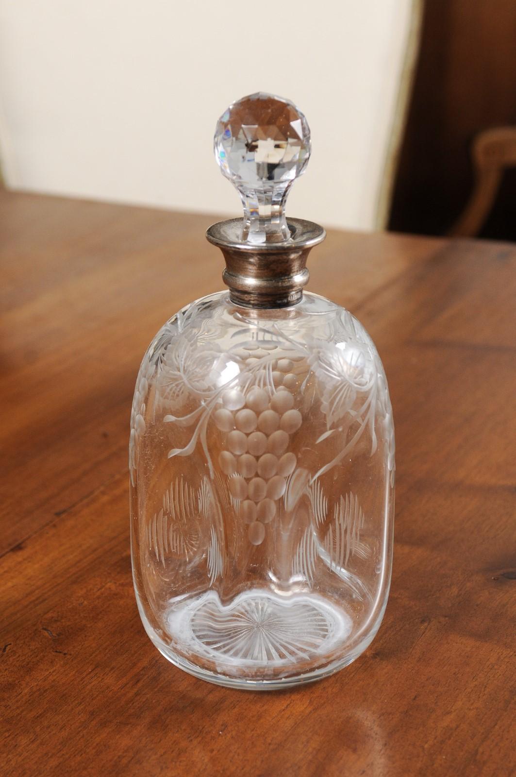French 20th Century Etched Glass Decanter with Crystal Stopper and Grape Motifs 3