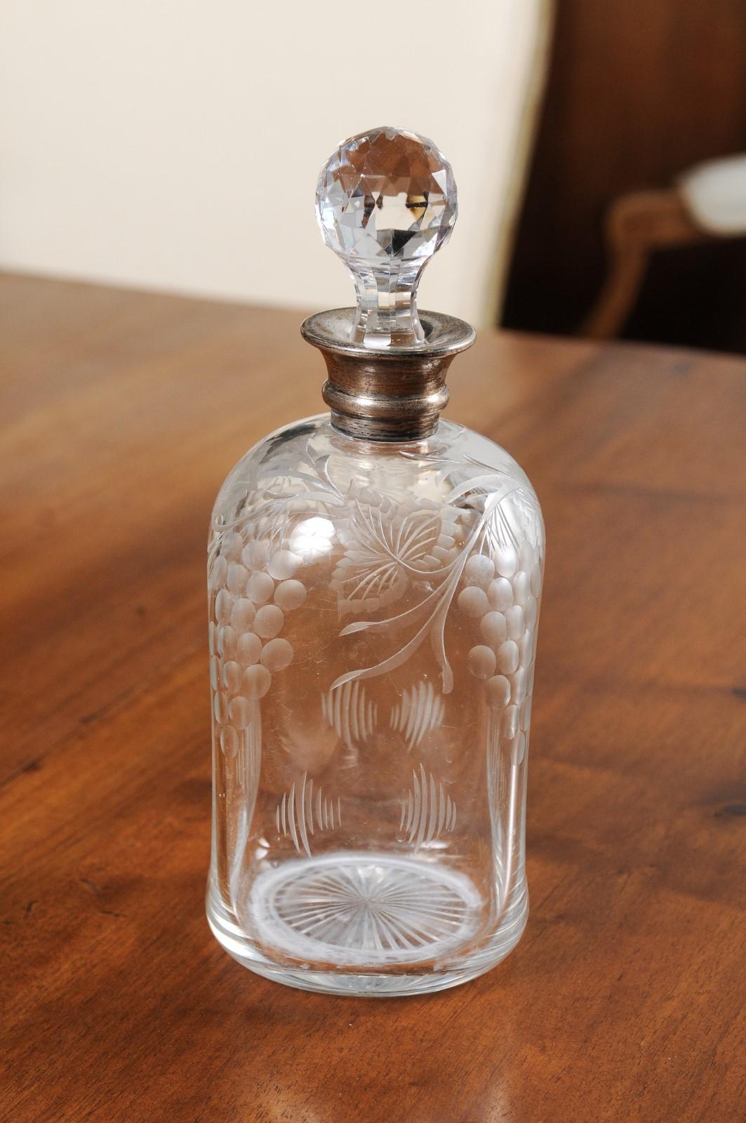 French 20th Century Etched Glass Decanter with Crystal Stopper and Grape Motifs 4