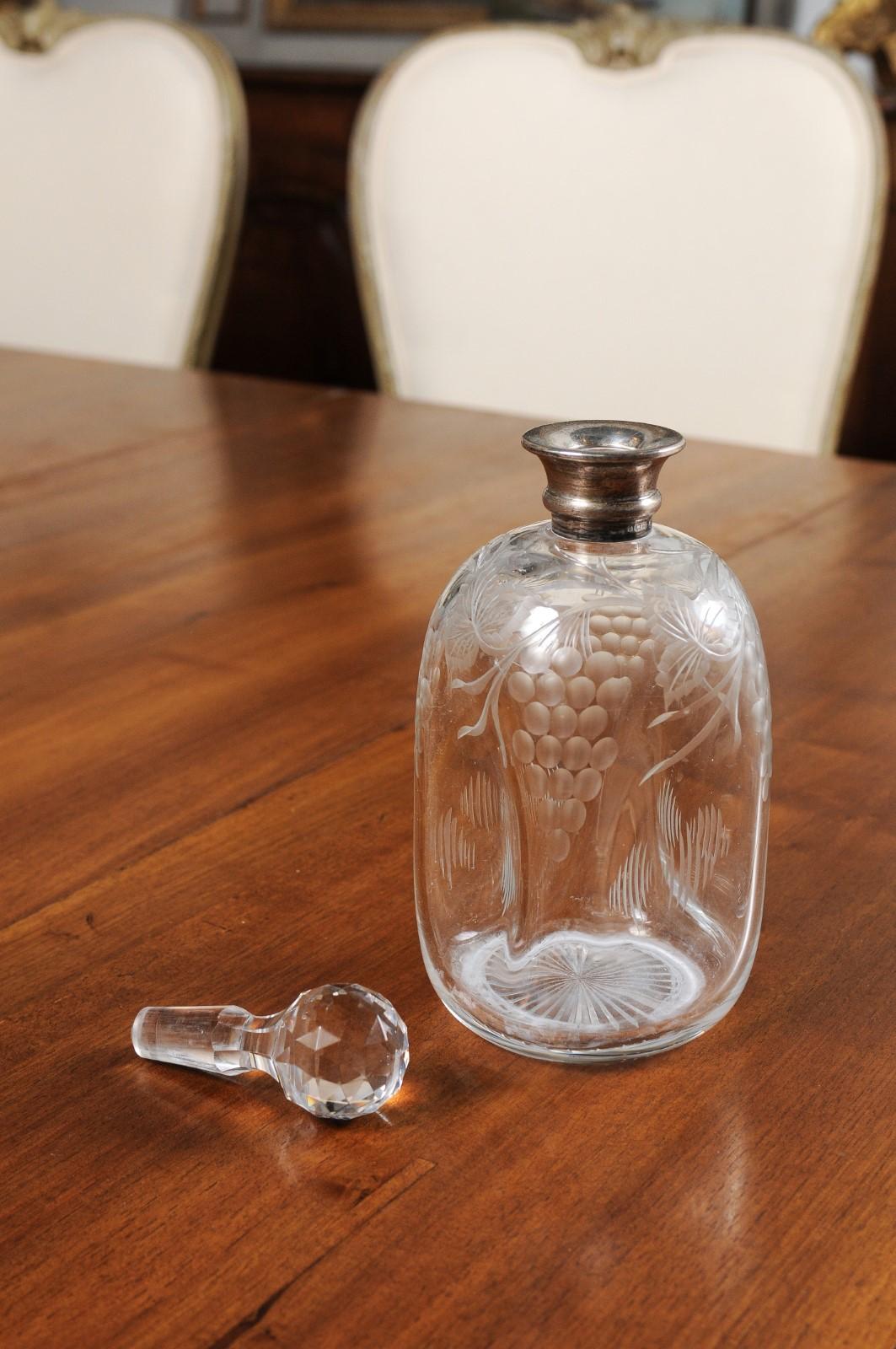French 20th Century Etched Glass Decanter with Crystal Stopper and Grape Motifs 5