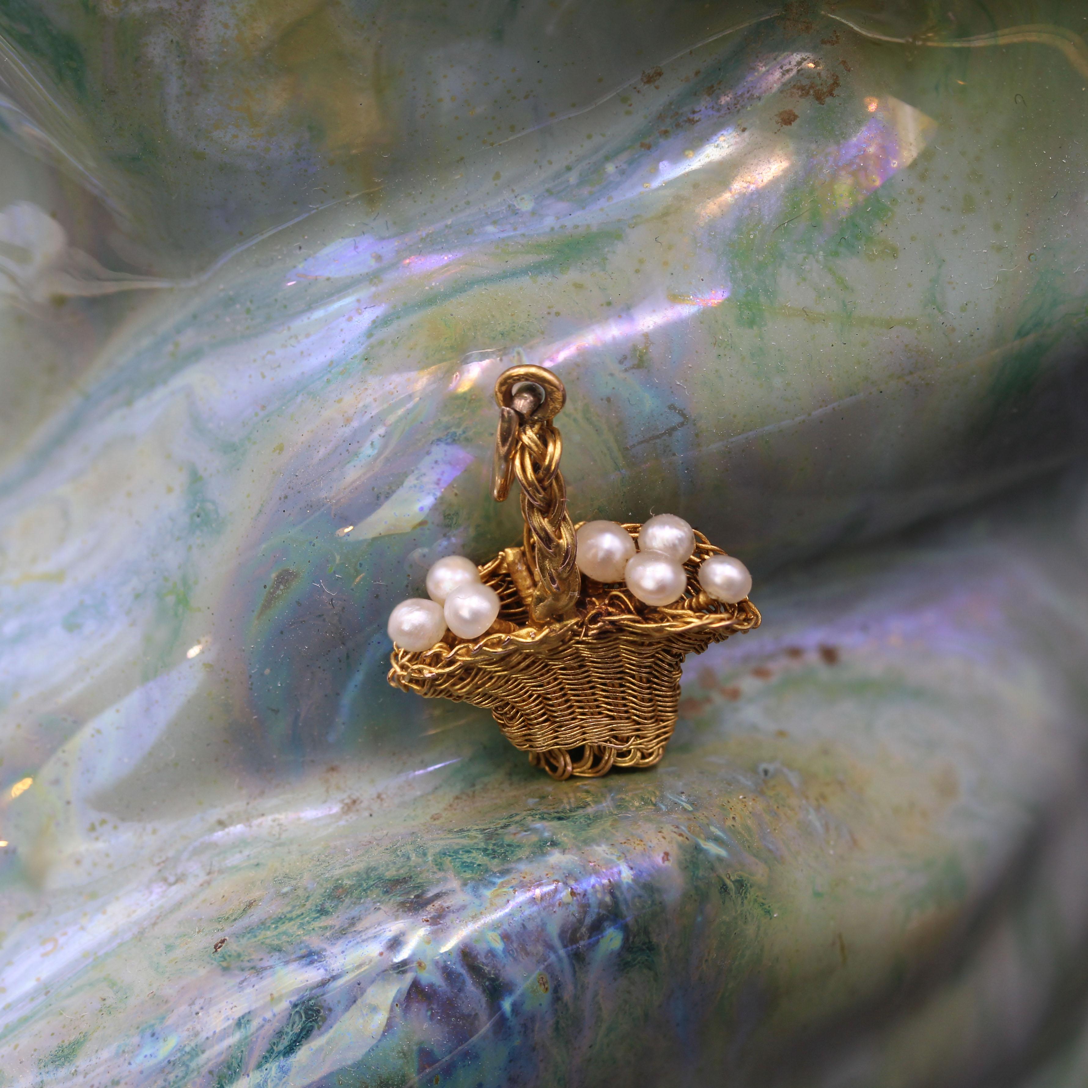 Französischer Korb-Anhänger aus 18 Karat Gelbgold mit feinen Perlen aus dem 20. Jahrhundert im Angebot 5