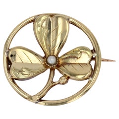 Broche française du 20ème siècle en forme de trèfle en or jaune 18 carats et perles fines