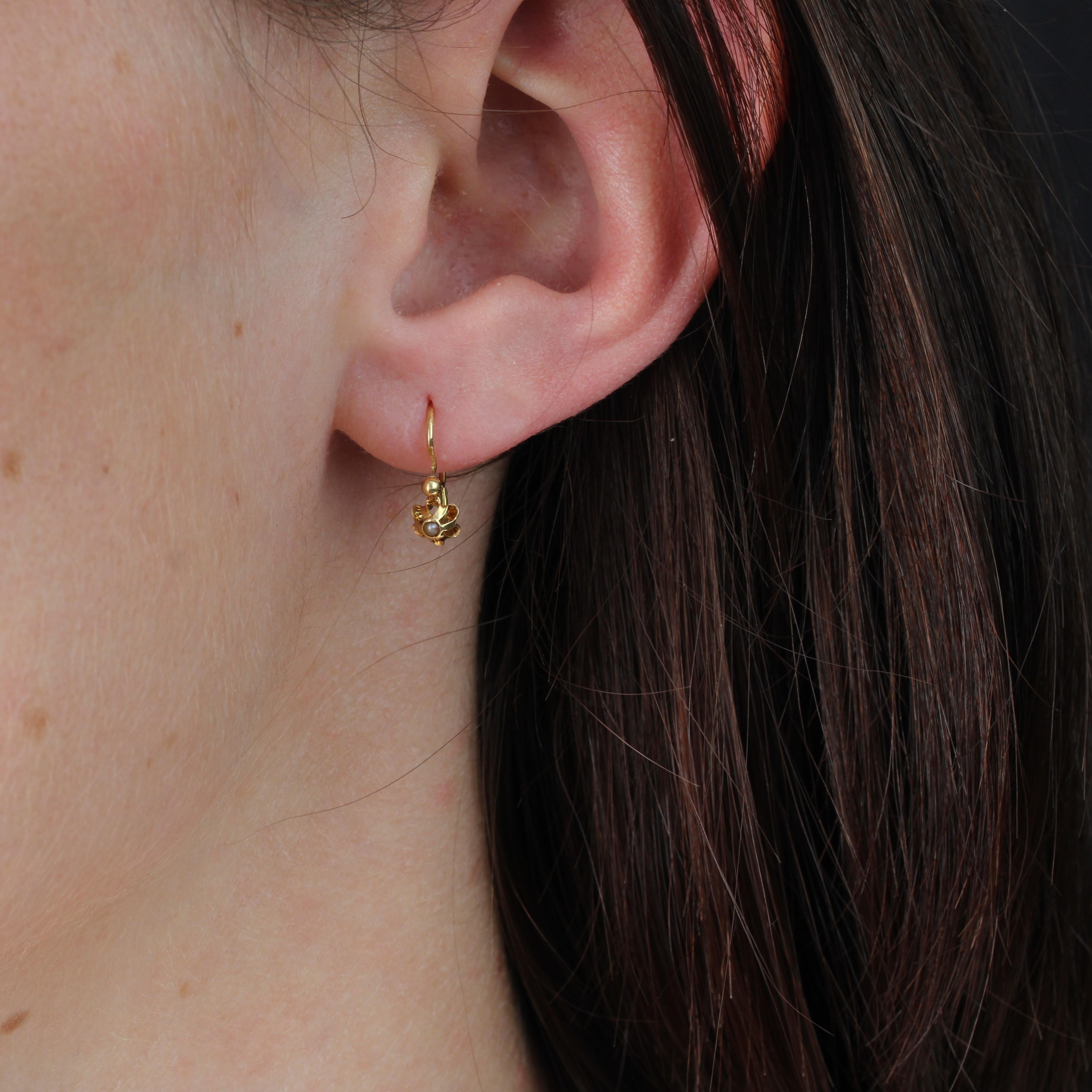 Orecchini a leva in oro giallo 18 carati con perle fini del XX secolo francese In condizioni buone in vendita a Poitiers, FR