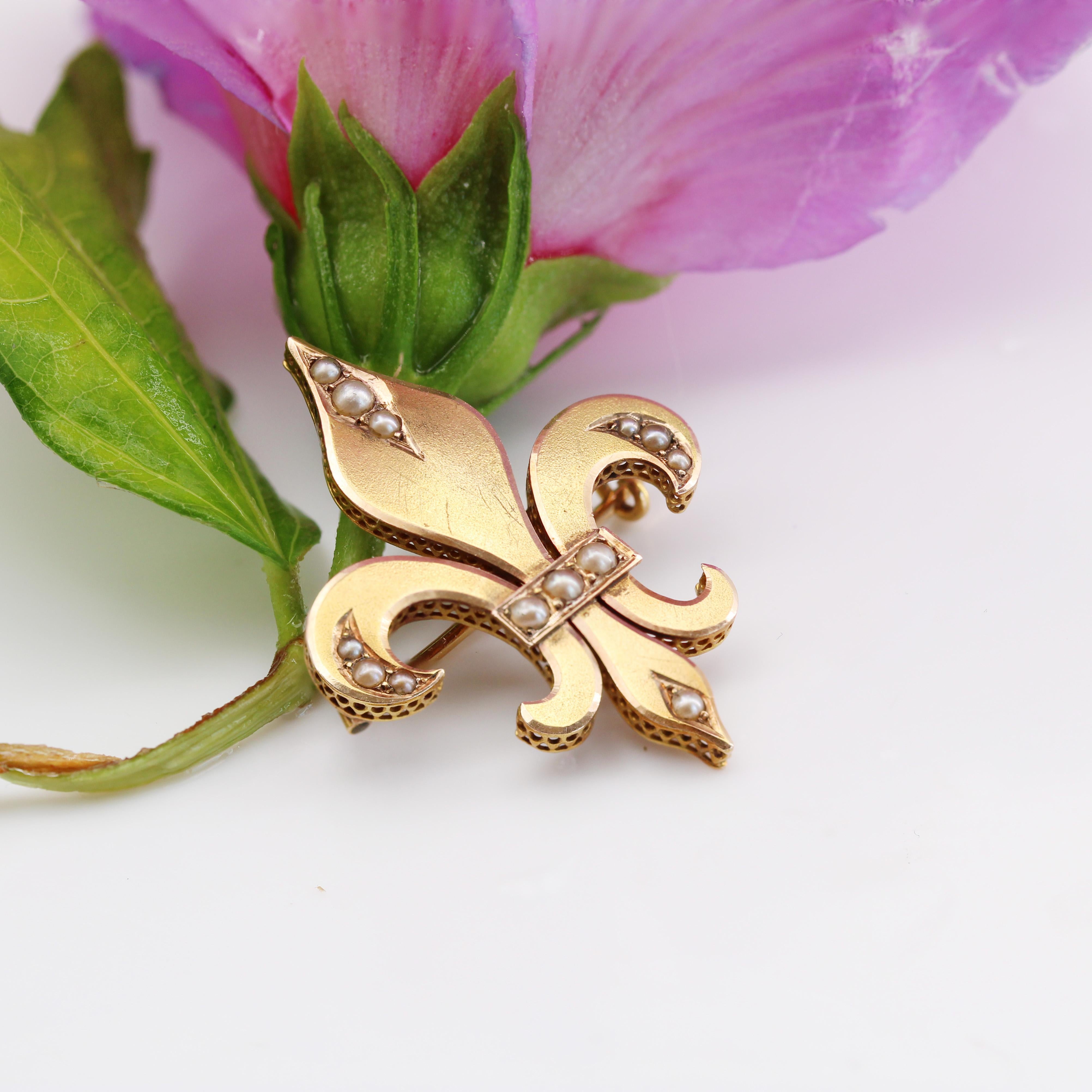 French 20th Century Fine Pearl 18 Karat Yellow Gold Lily Flower Brooch 6
