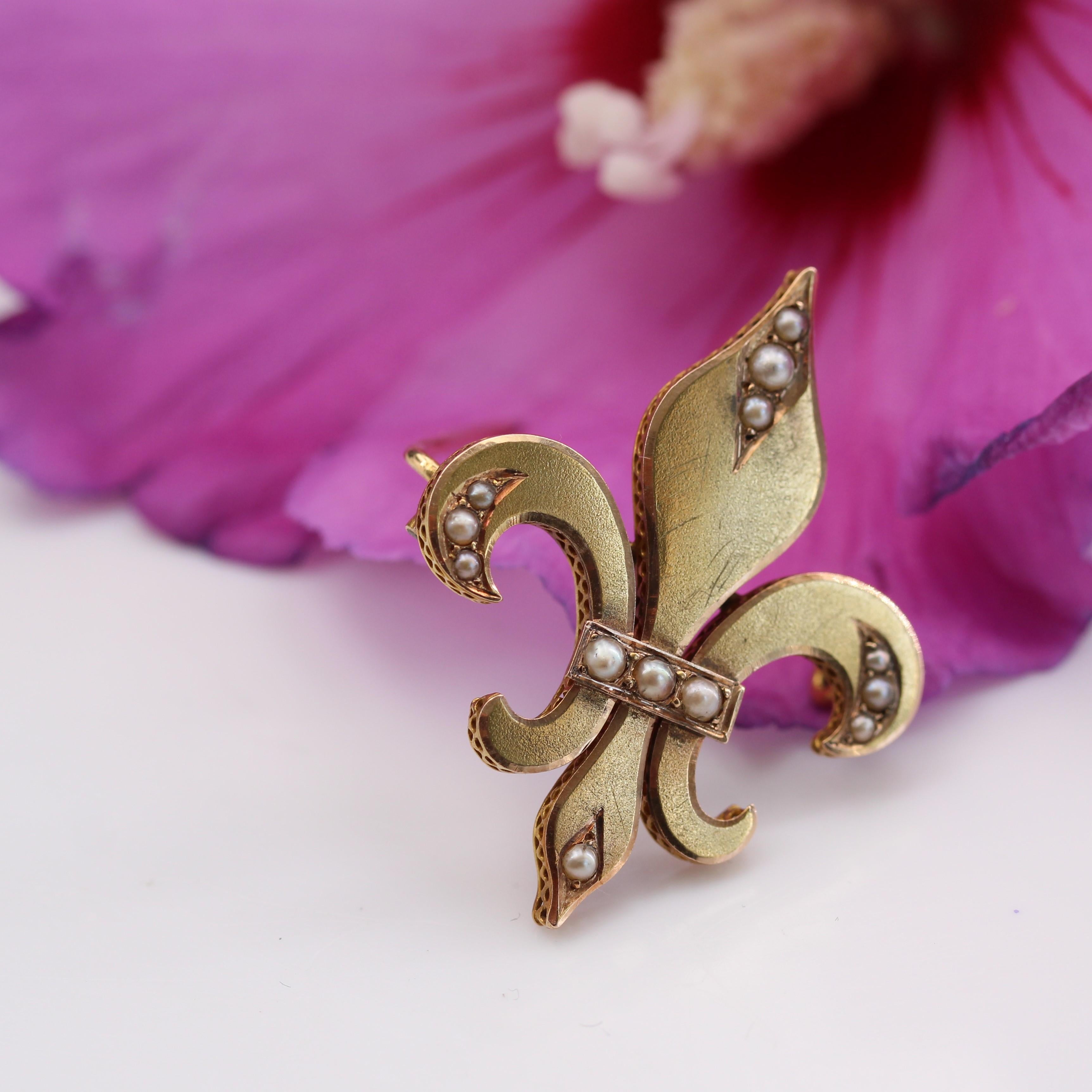Art Nouveau French 20th Century Fine Pearl 18 Karat Yellow Gold Lily Flower Brooch
