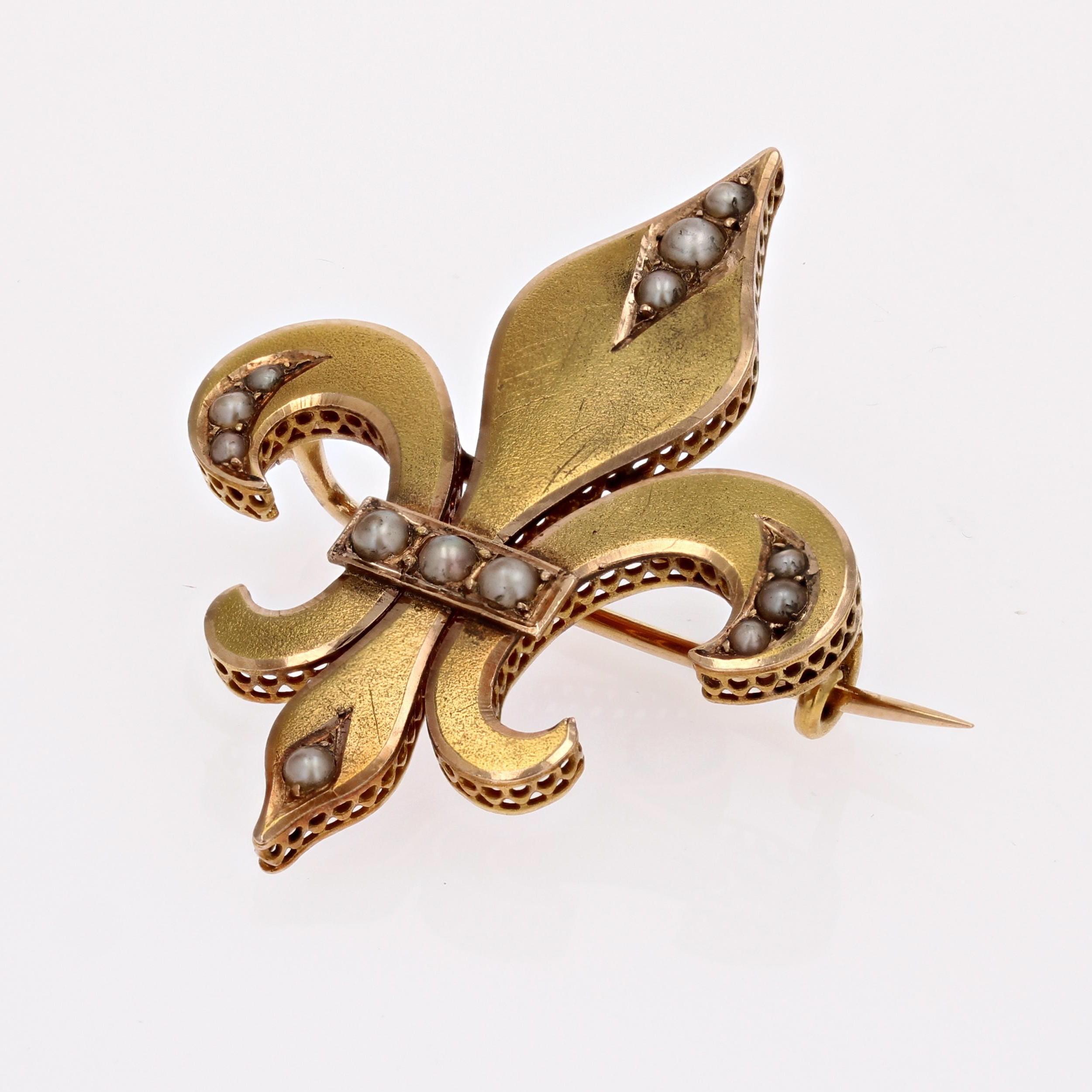 French 20th Century Fine Pearl 18 Karat Yellow Gold Lily Flower Brooch In Good Condition In Poitiers, FR