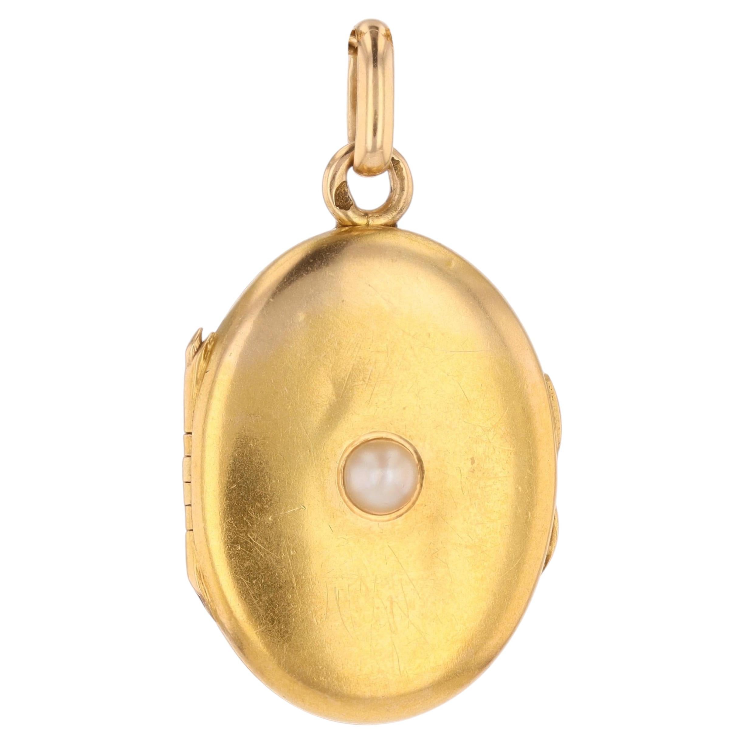 French 20th Century Fine Pearl 18 Karat Yellow Gold Locket Pendant For Sale
