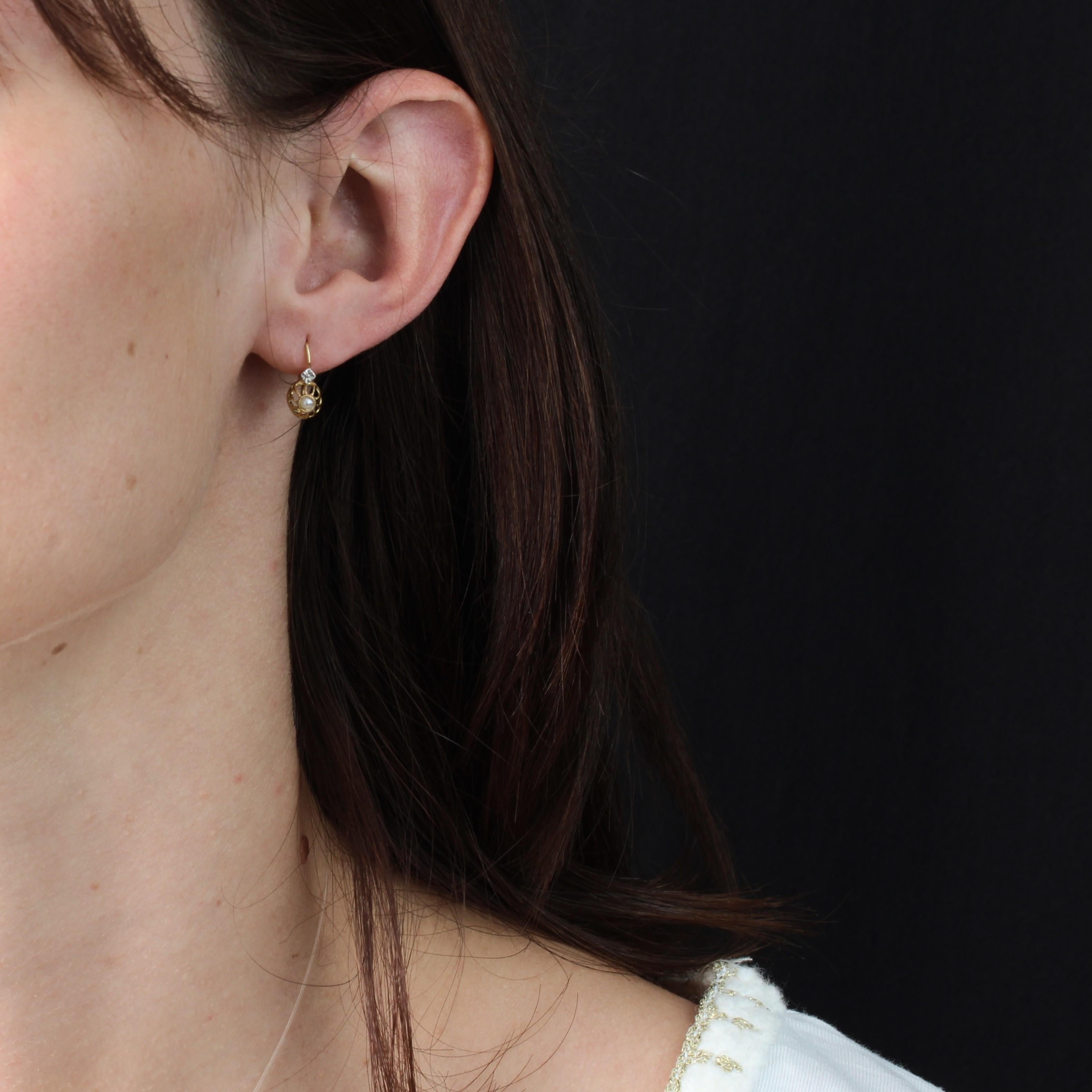 For pierced ears.
Earrings in 18 karat yellow gold, eagle head hallmark.
Pair of antique round-shaped sleeper earrings, the center of which is adorned with high claws and a half pearl, supposedly fine, set in a pearl clasp, topped with a white gold