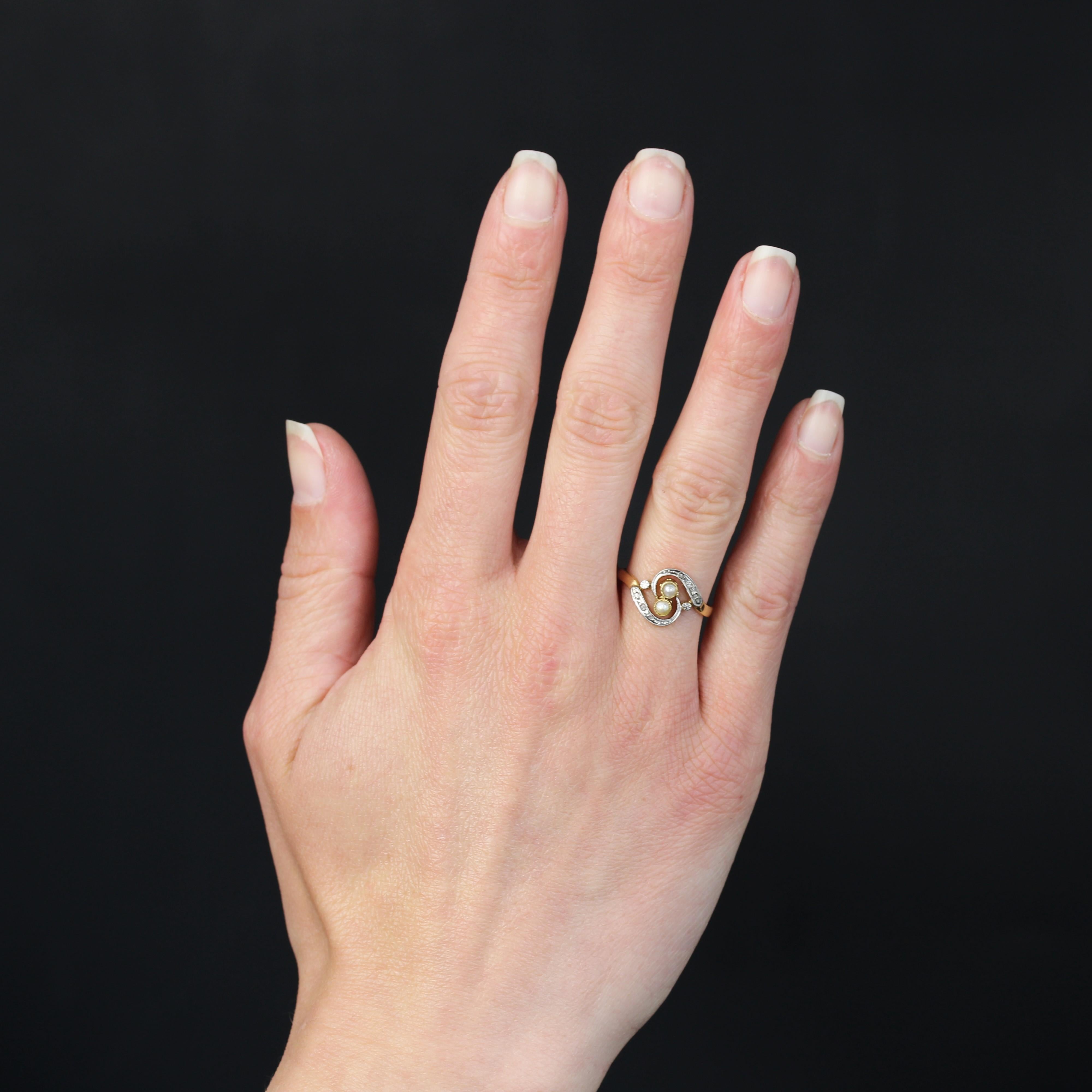 Ring in 18 karat yellow gold, eagle head hallmark.
A delightful antique Toi et Moi ring, adorned at the top with 2 fine half-pearls set in a pearl clasp. The start of the ring forms an asymmetrical wave motif, set on either side with 2x3 rose-cut
