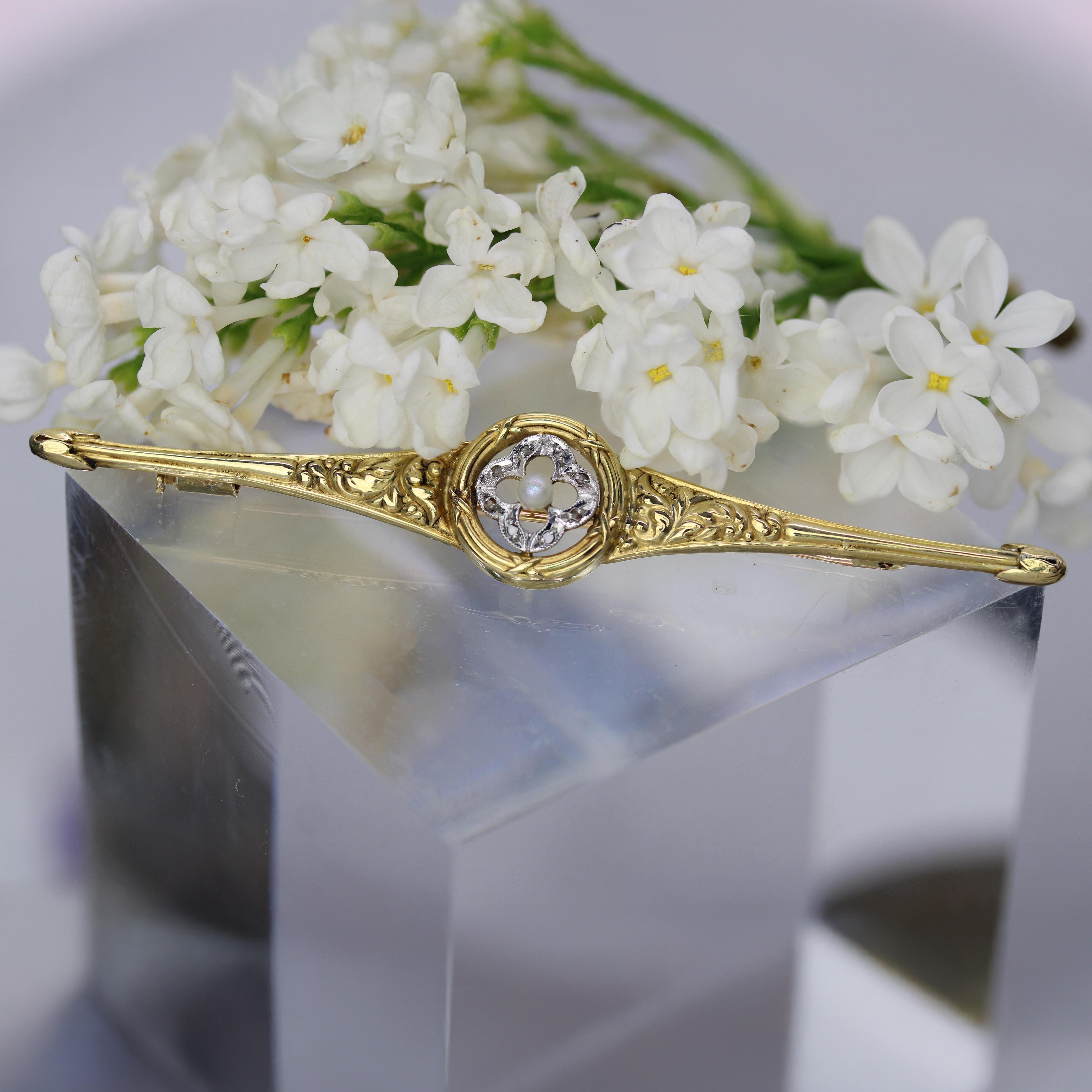 Belle Époque French 20th Century Fine Pearl Diamonds 18 Karat Yellow Gold Bar Brooch For Sale
