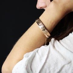 Pulsera brazalete de oro rosa de 18 quilates con motivo floral de perlas finas francesa del siglo XX