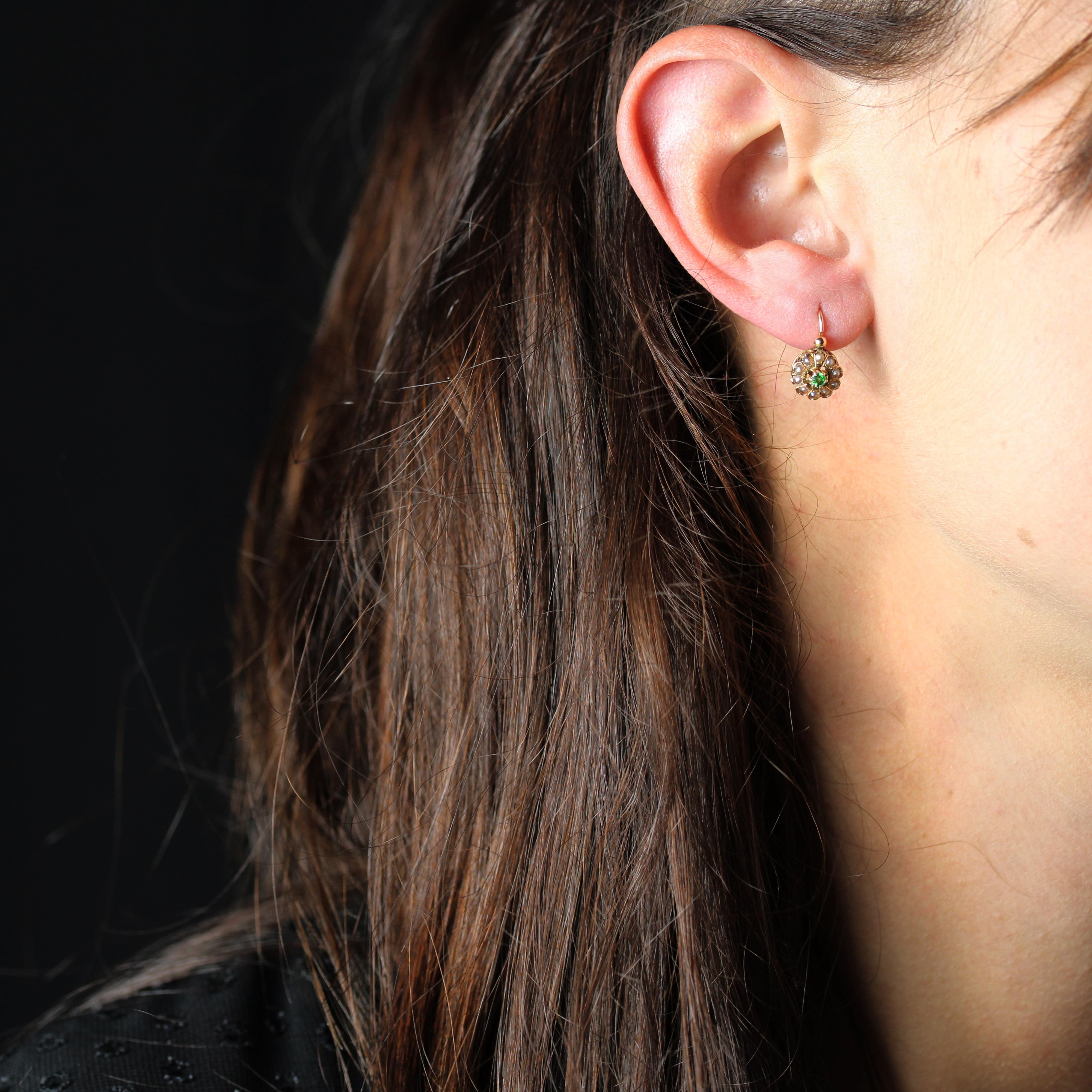 Per le orecchie forate.
Orecchino in oro rosa 18 carati, marchio di fabbrica con testa d'aquila.
Incantevoli orecchini antichi, ognuno dei quali forma un piccolo fiore con un centro ornato da un granato verde tsavorite tenuto in posizione da rebbi e