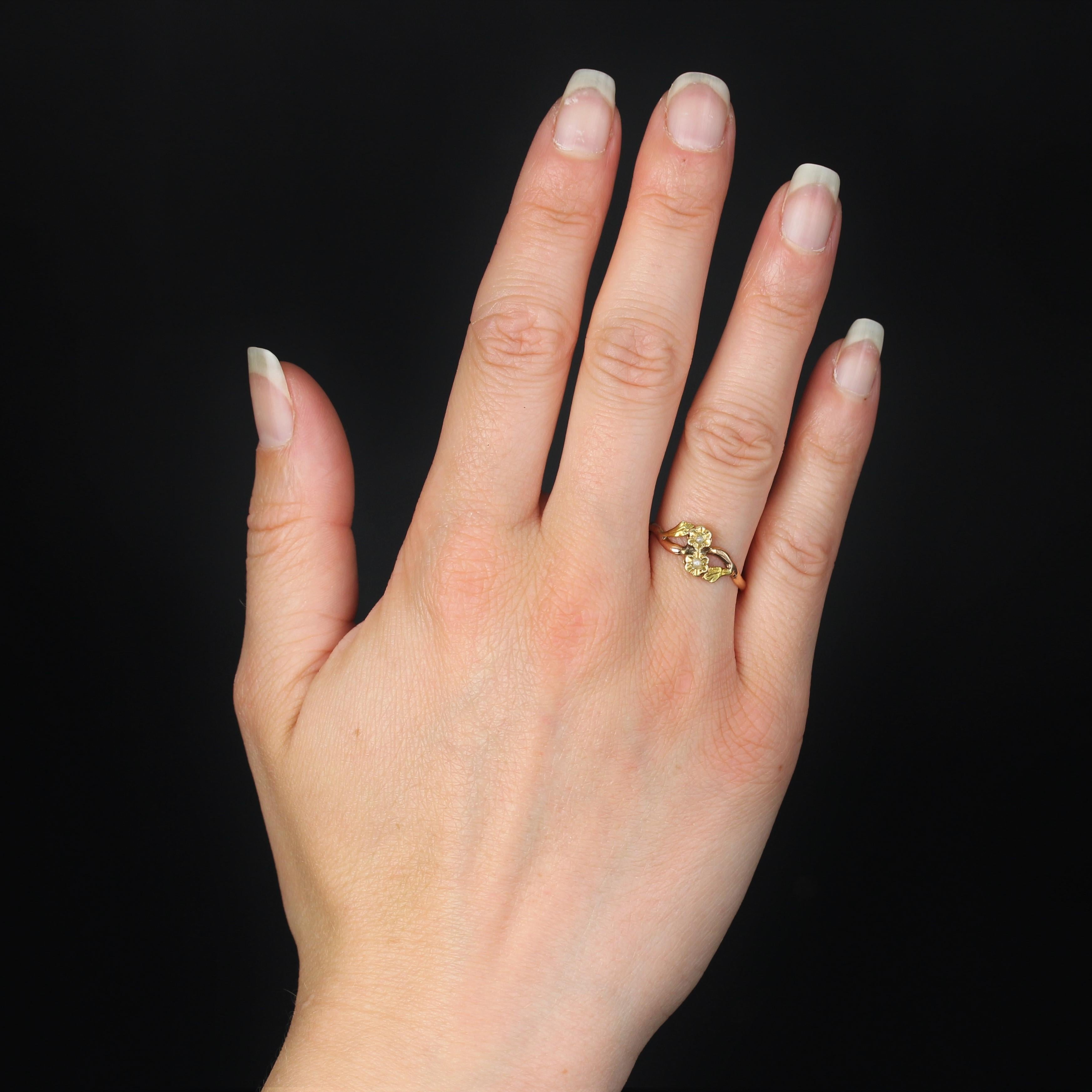 Ring in 18 karat yellow and rose gold, eagle head hallmark.
Antique You and Me ring, featuring a rose gold ring forming a wave motif on the front and adorned with 2 yellow gold flower motifs, each set with a fine half-pearl and decorated on either