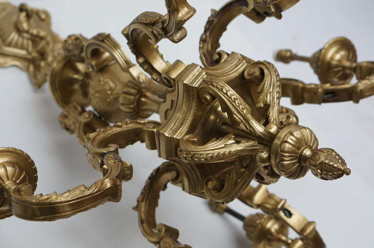 Französischer antiker Mazarin-Kronleuchter aus vergoldeter Bronze des 20. Jahrhunderts mit sechs Leuchten im Zustand „Gut“ im Angebot in Antwerp, BE