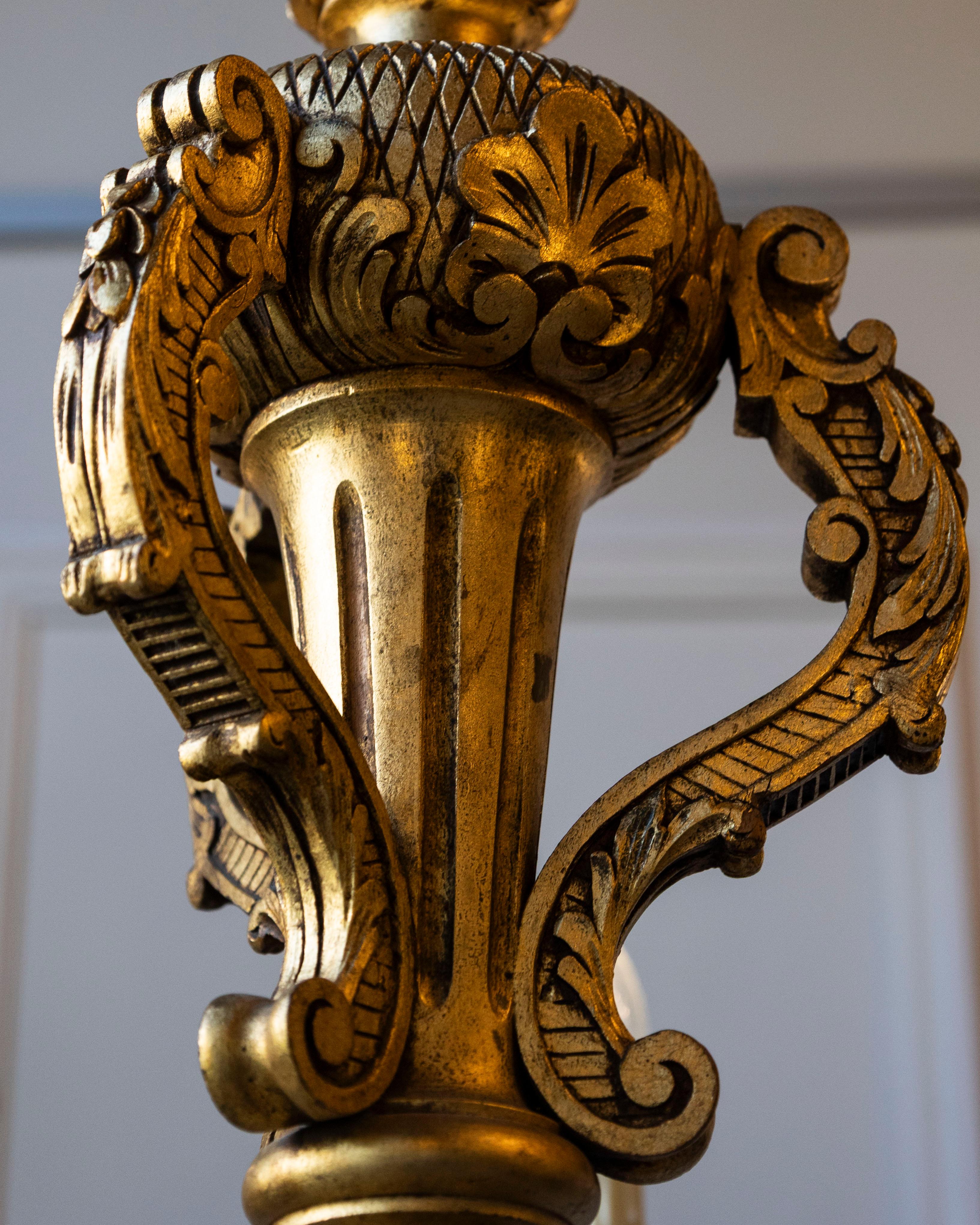 Lampadario in legno dorato francese del XX secolo in vendita 4